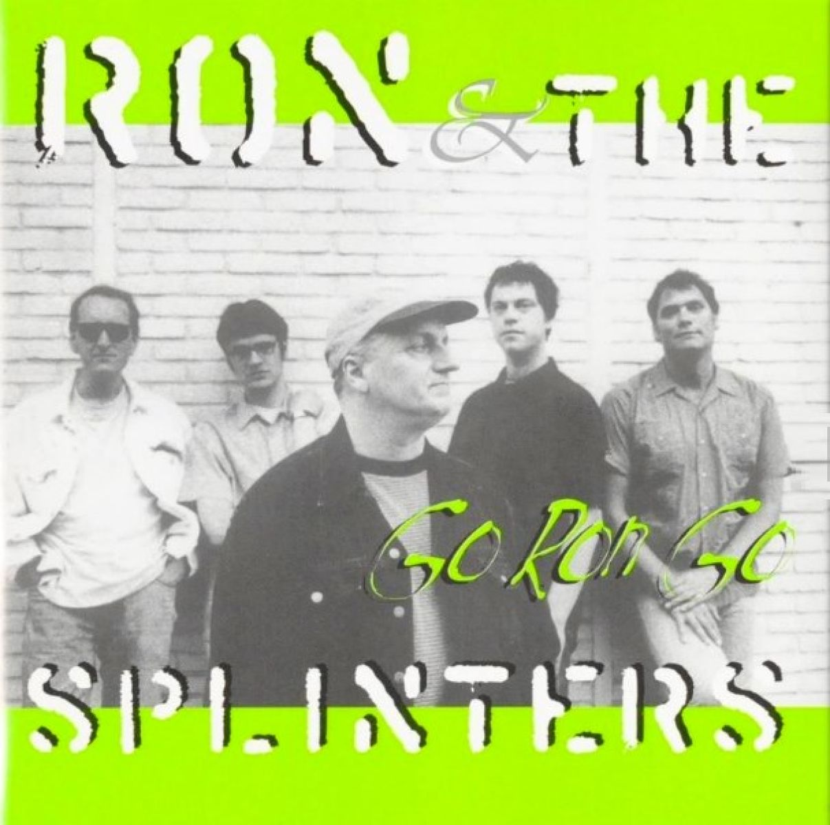 Vijf mannen voor een bakstenen muur, bandfoto voor 'Run & The Splinters'.