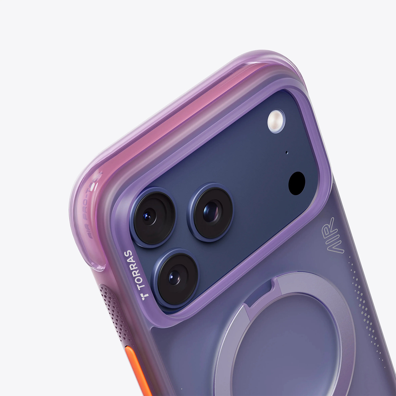 Funda morada para teléfono con parte trasera transparente, muestra lente de triple cámara y acento naranja.