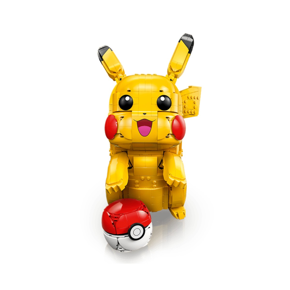 Een gele Lego Pikachu met rode wangen en een Pokeball ernaast.