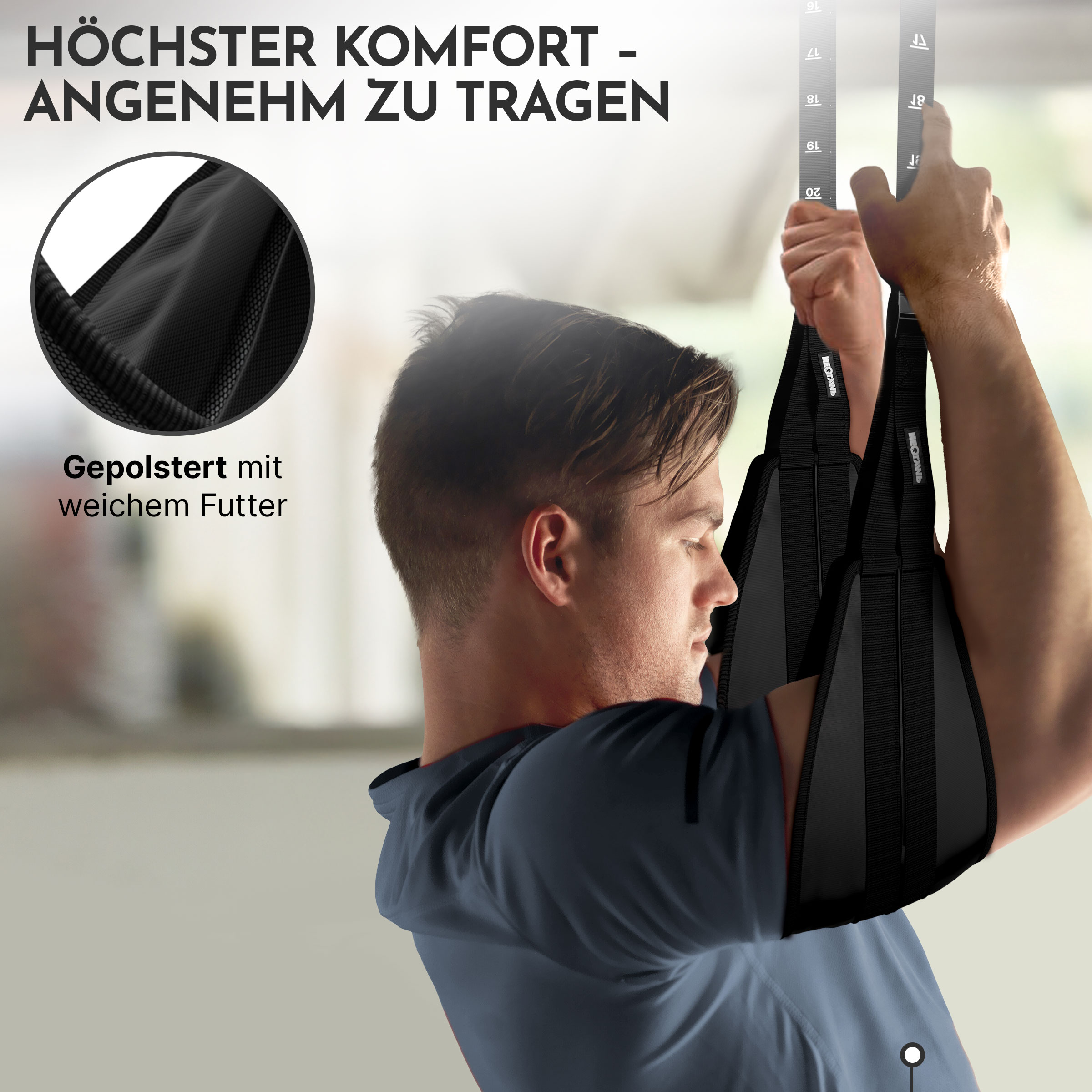 Mann trainiert mit schwarzen Hängeschlaufen, die mit weichem Futter gepolstert sind.
