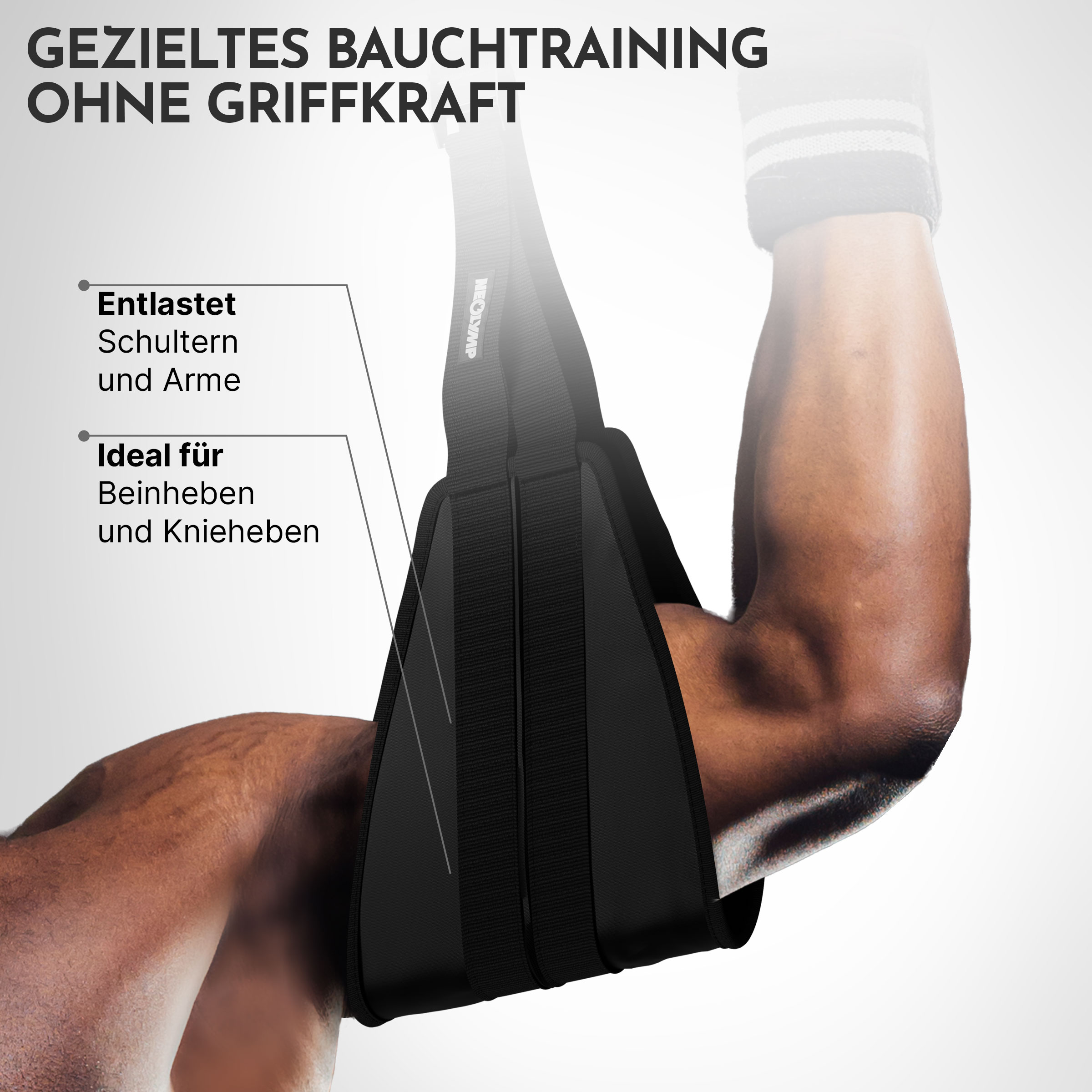 Ein Mann mit einem schwarzen Bauchgurt, der für Beinheben und Knieheben verwendet wird.