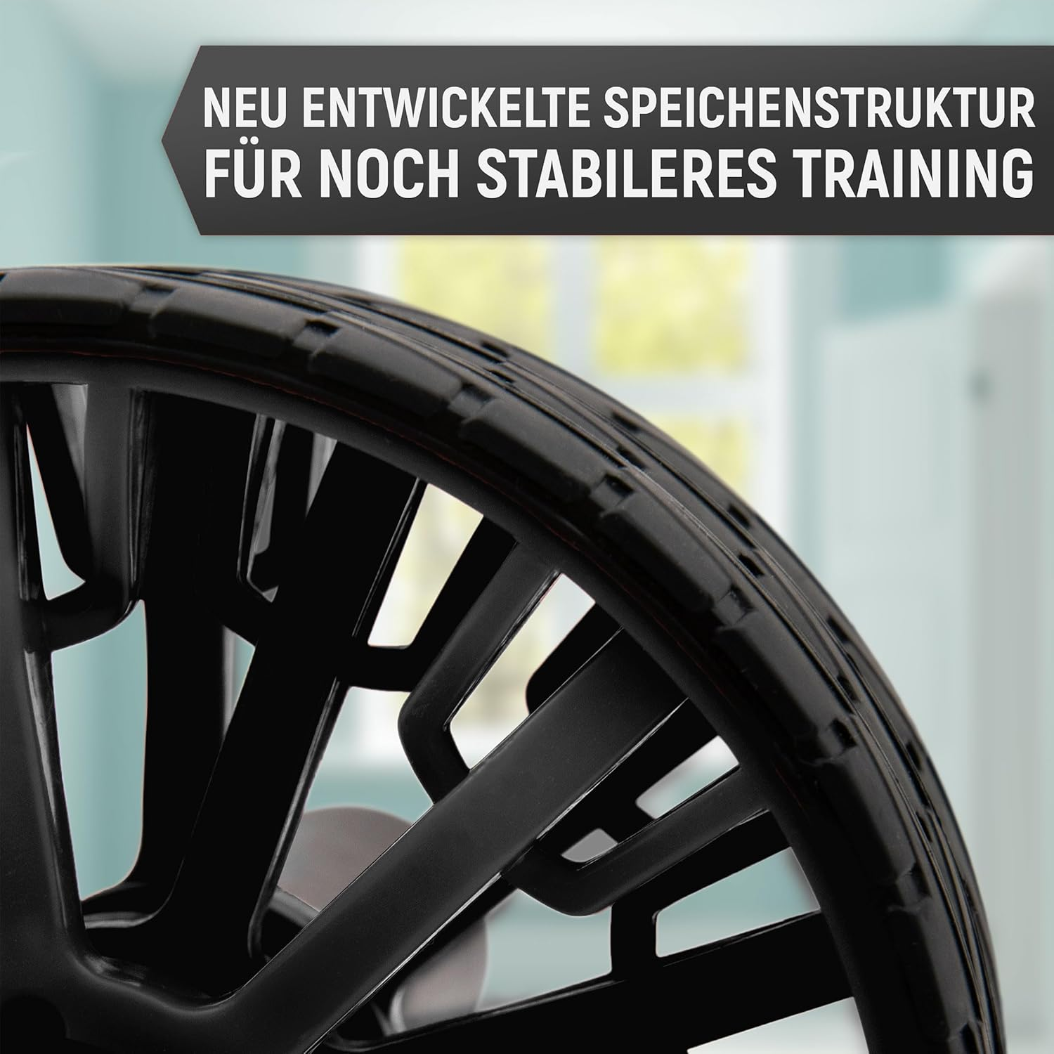 Schwarzes Trainingsrad mit neu entwickelter Speichenstruktur für stabiles Training.