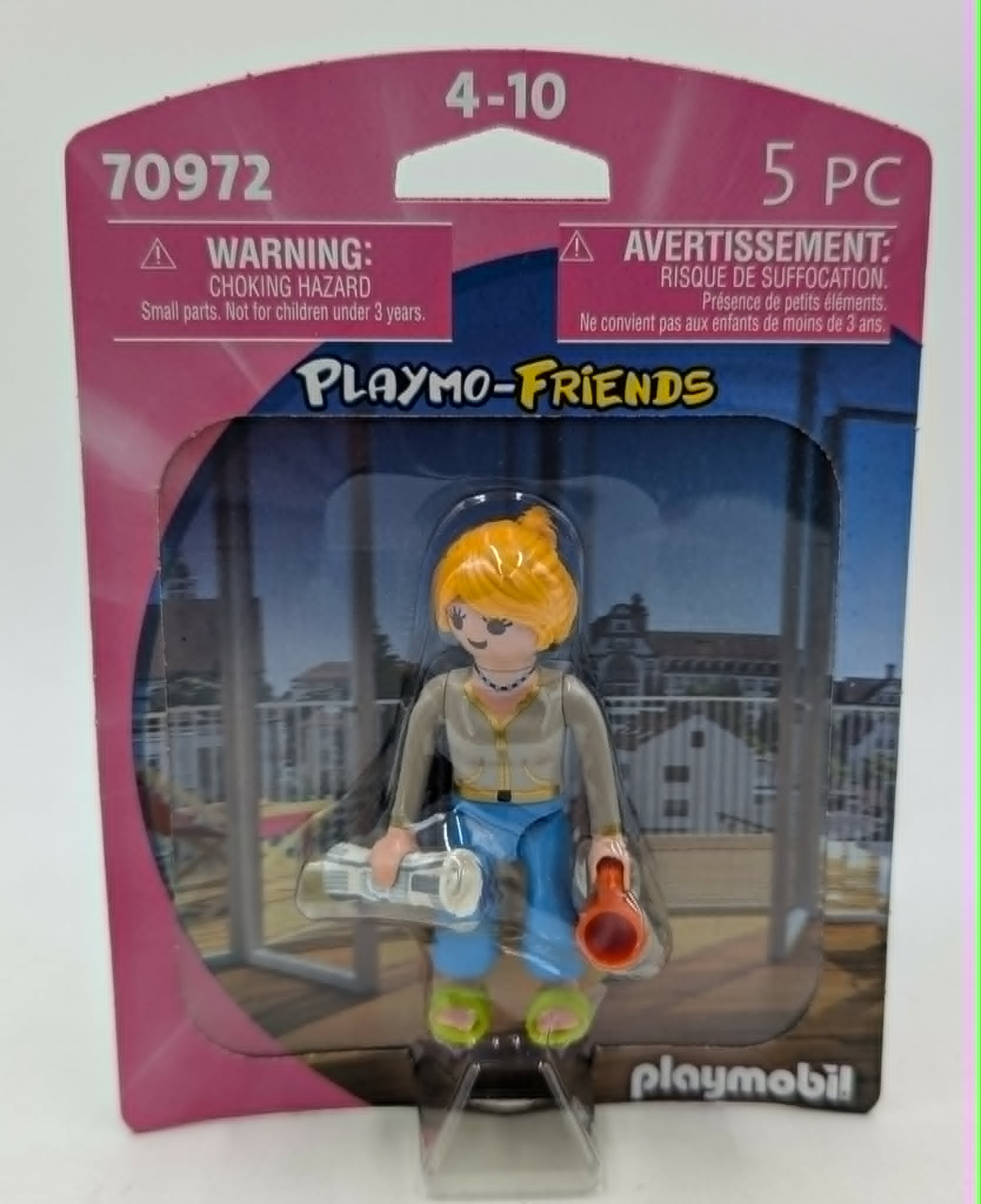 Playmobil-Figur mit blonden Haaren, grauer Jacke, blauer Hose, hält weißen Zylinder und orangefarbenen Becher.