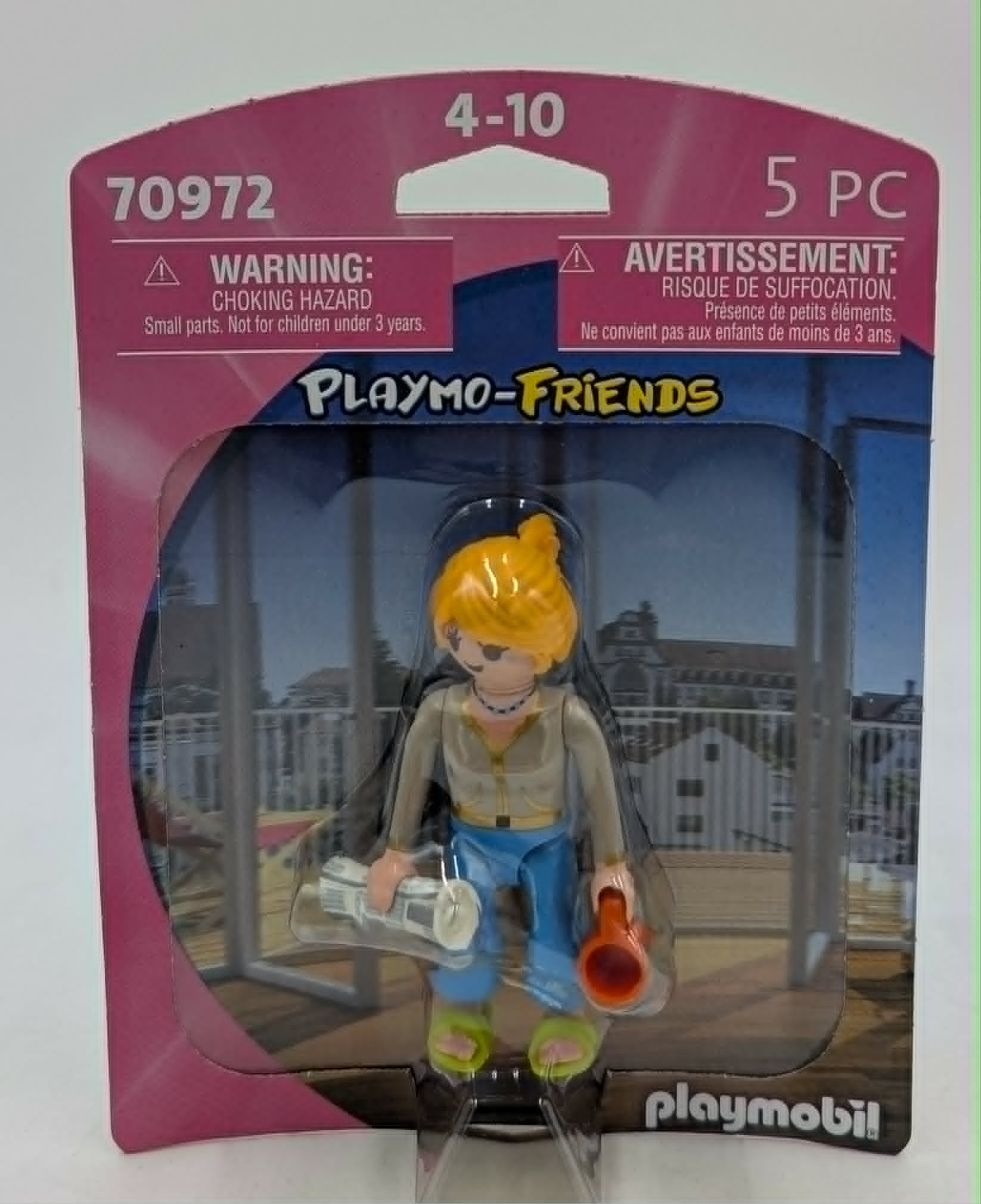Playmobil-Figur in Verpackung, blonde Haare, blaue Hose, hält Zubehör.