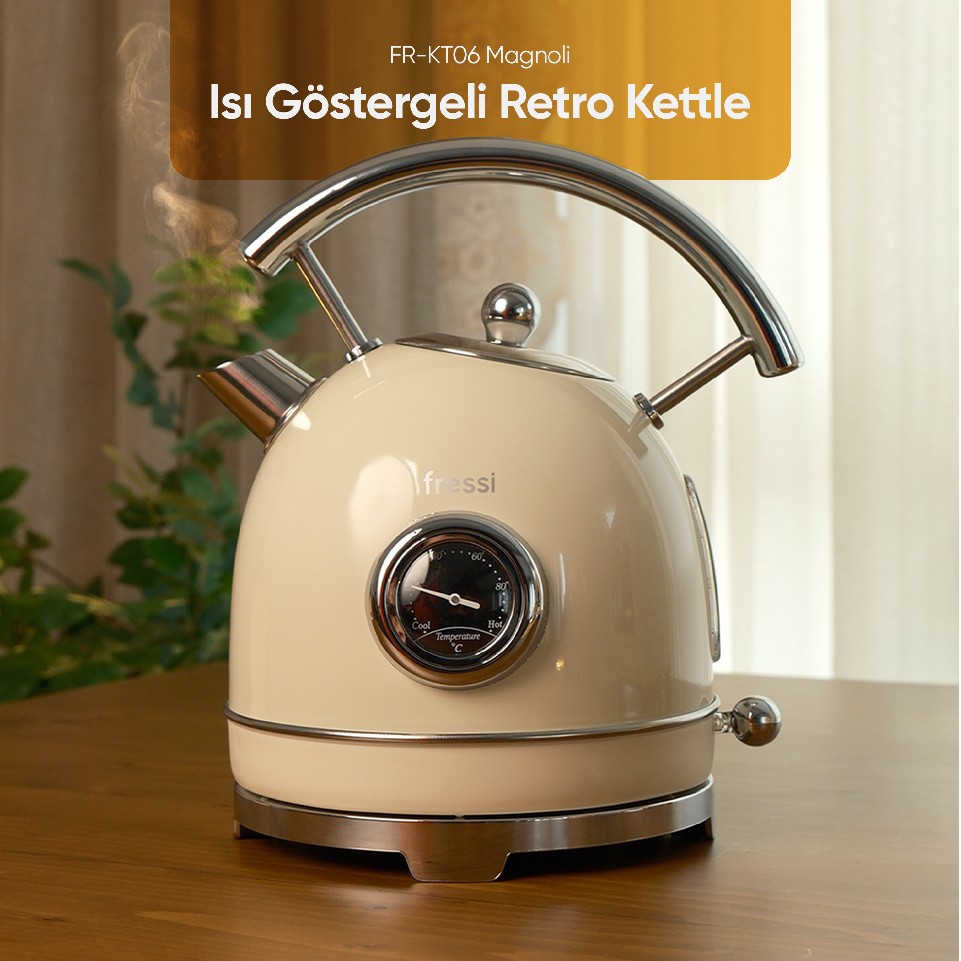 Ahşap masada termometreli krem rengi retro su ısıtıcısı.