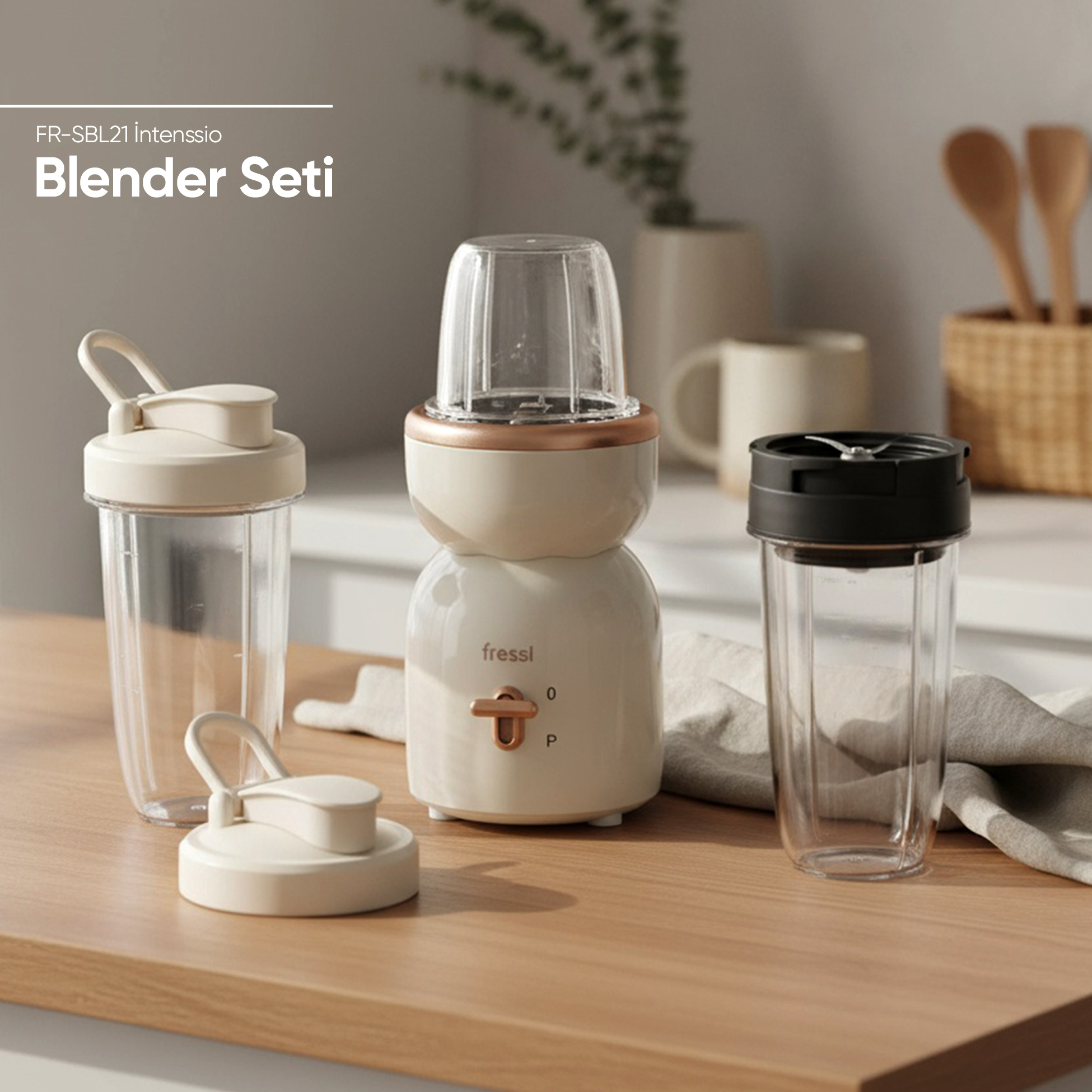Ahşap masa üzerinde iki bardaklı beyaz blender seti. Minimalist tasarım.