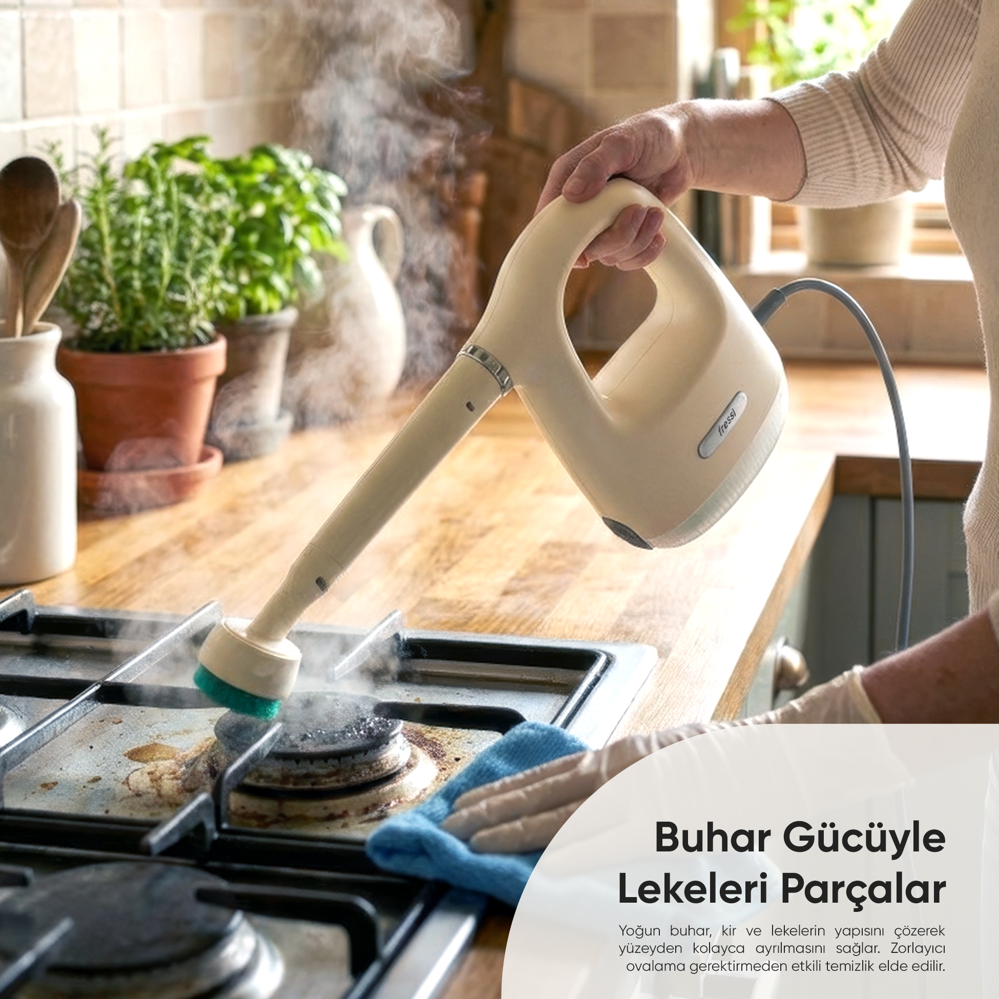 Kirli gazlı ocağı temizlemek için elinde buharlı temizleyici tutuyor.