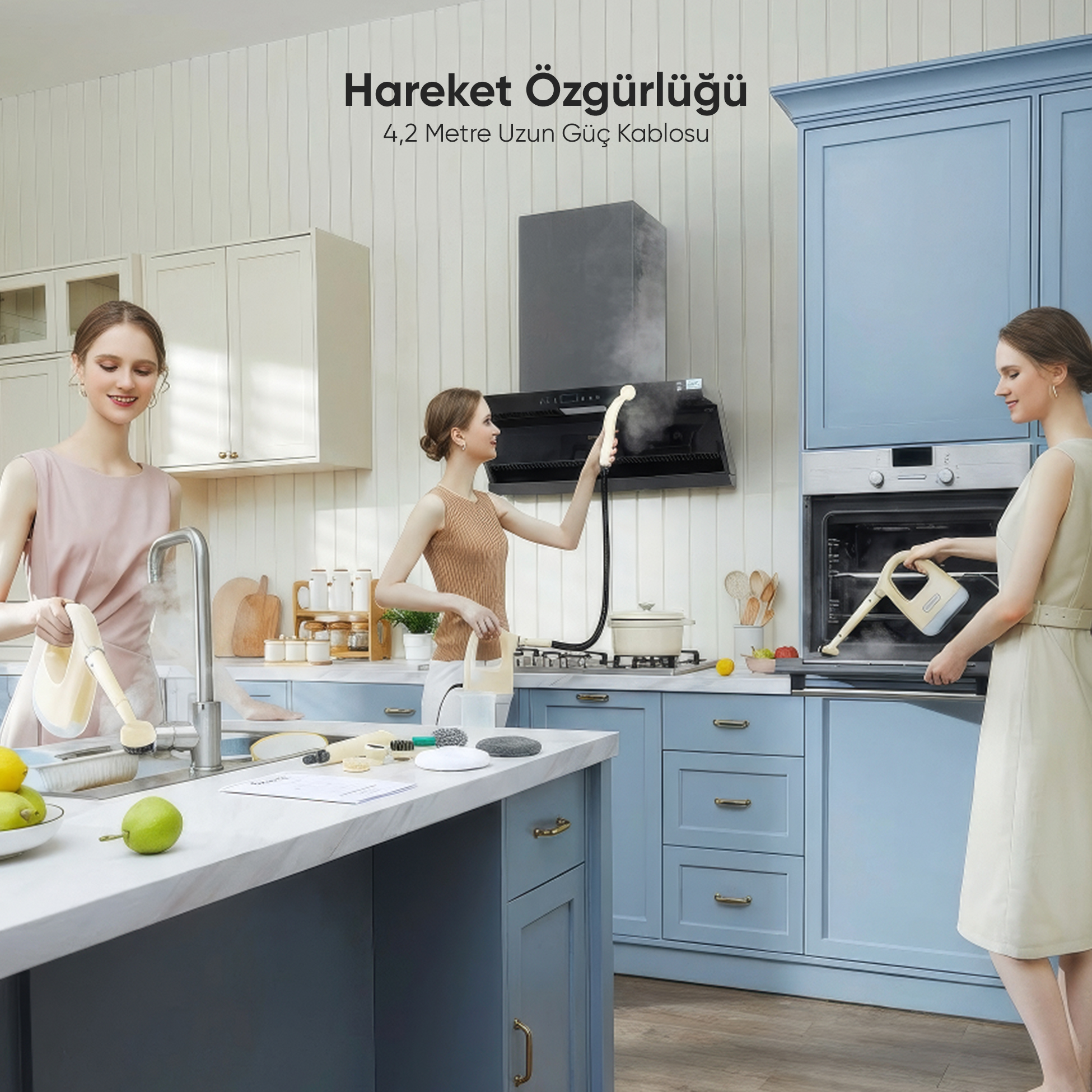 Üç kadın buharlı temizleyicilerle mutfak temizliyor. Biri lavaboda, biri ocakta, biri fırında.
