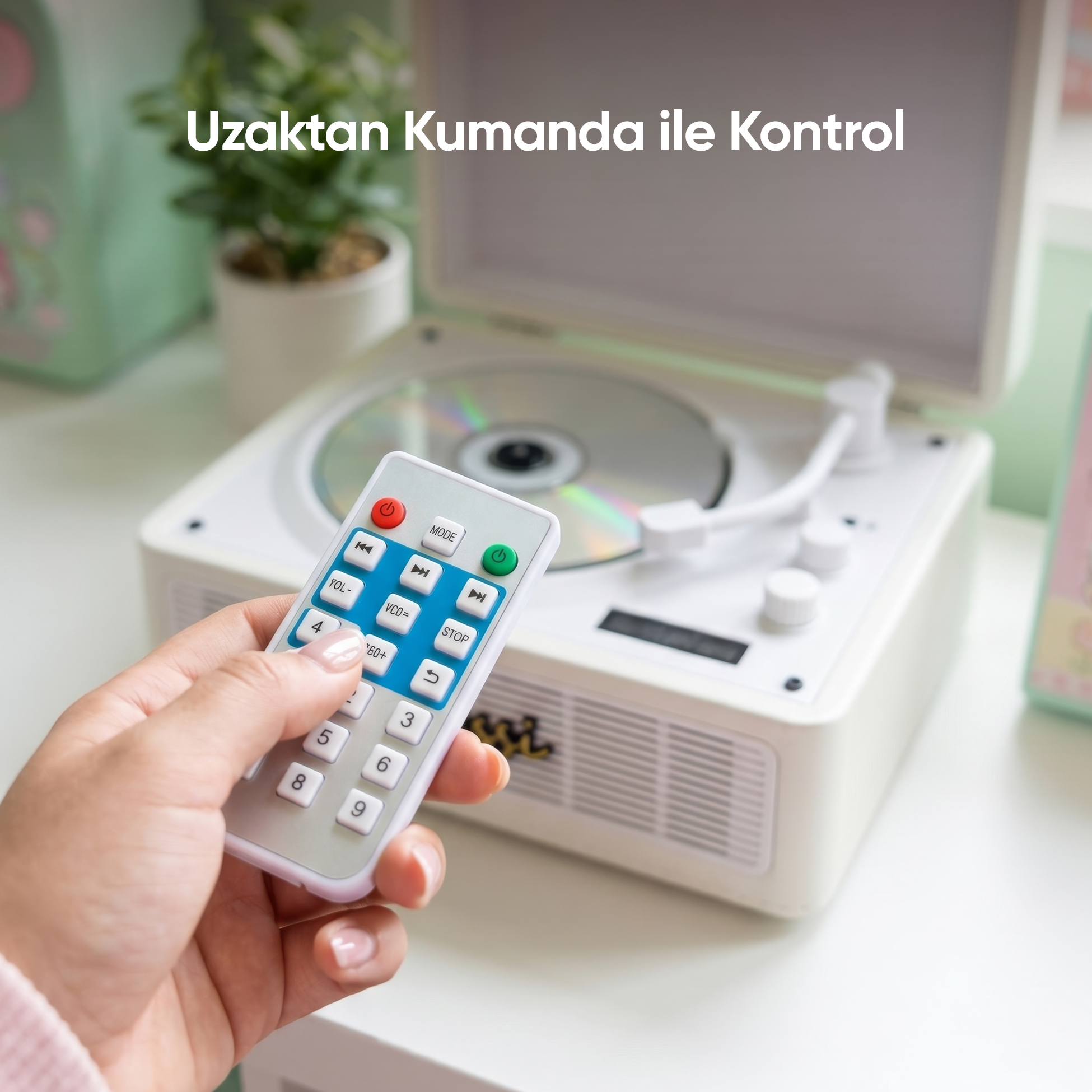Beyaz bir pikabın önünde elinde uzaktan kumanda tutuyor.