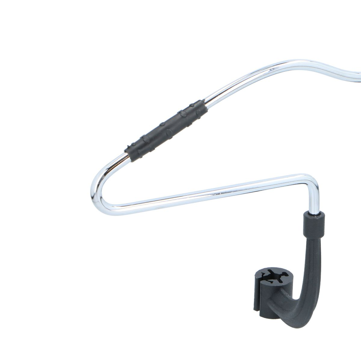 Een chromen metalen hanger met zwarte grip en een zwarte haak.