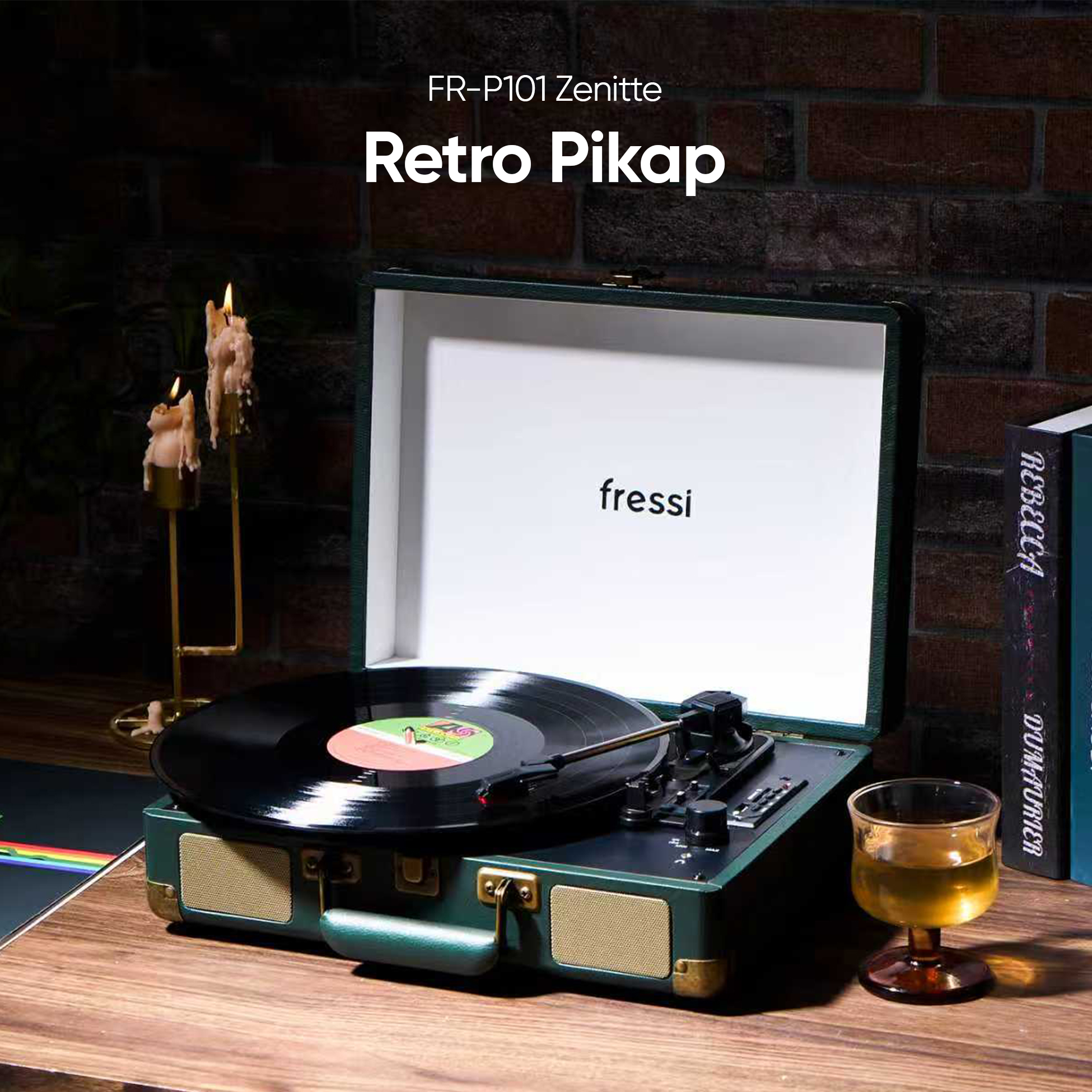 Çalan plaklı retro yeşil pikap. Pirinç şamdanlıkta yanan iki mum.