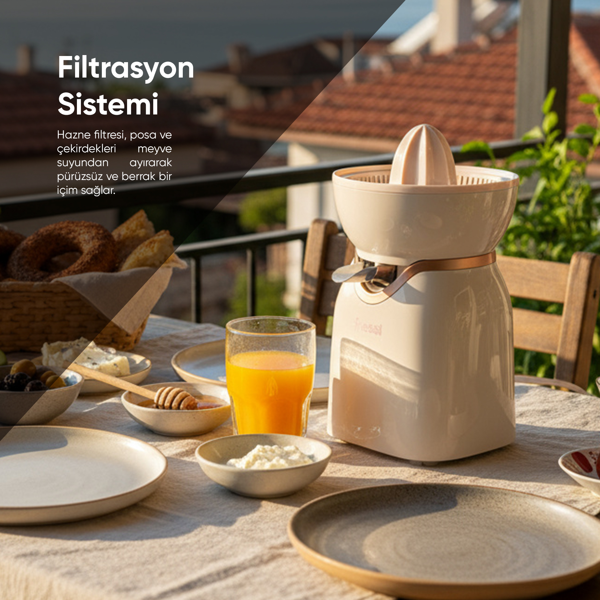 Sıkacağı, kahvaltılıklar ve bir bardak portakal suyu ile masada duruyor.