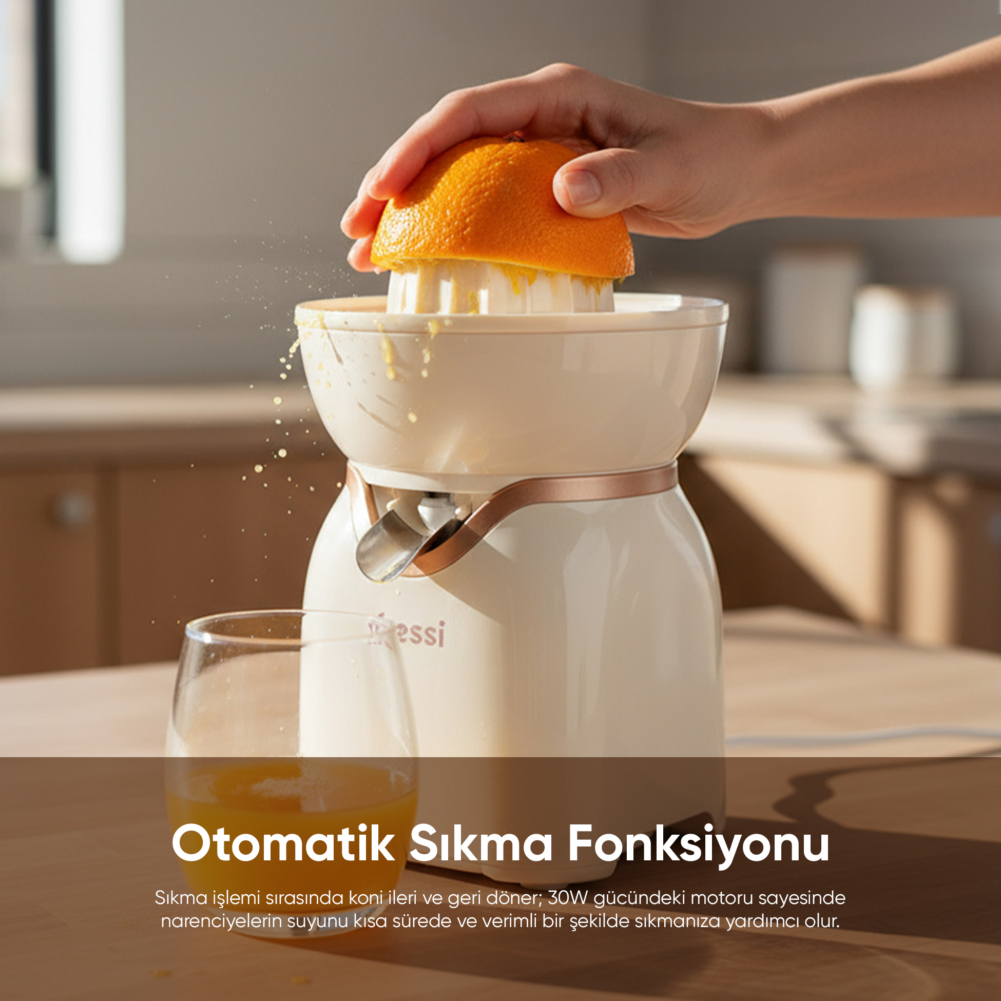 Bir el portakalı sıkacağa bastırıyor, meyve suyu bardağa akıyor.