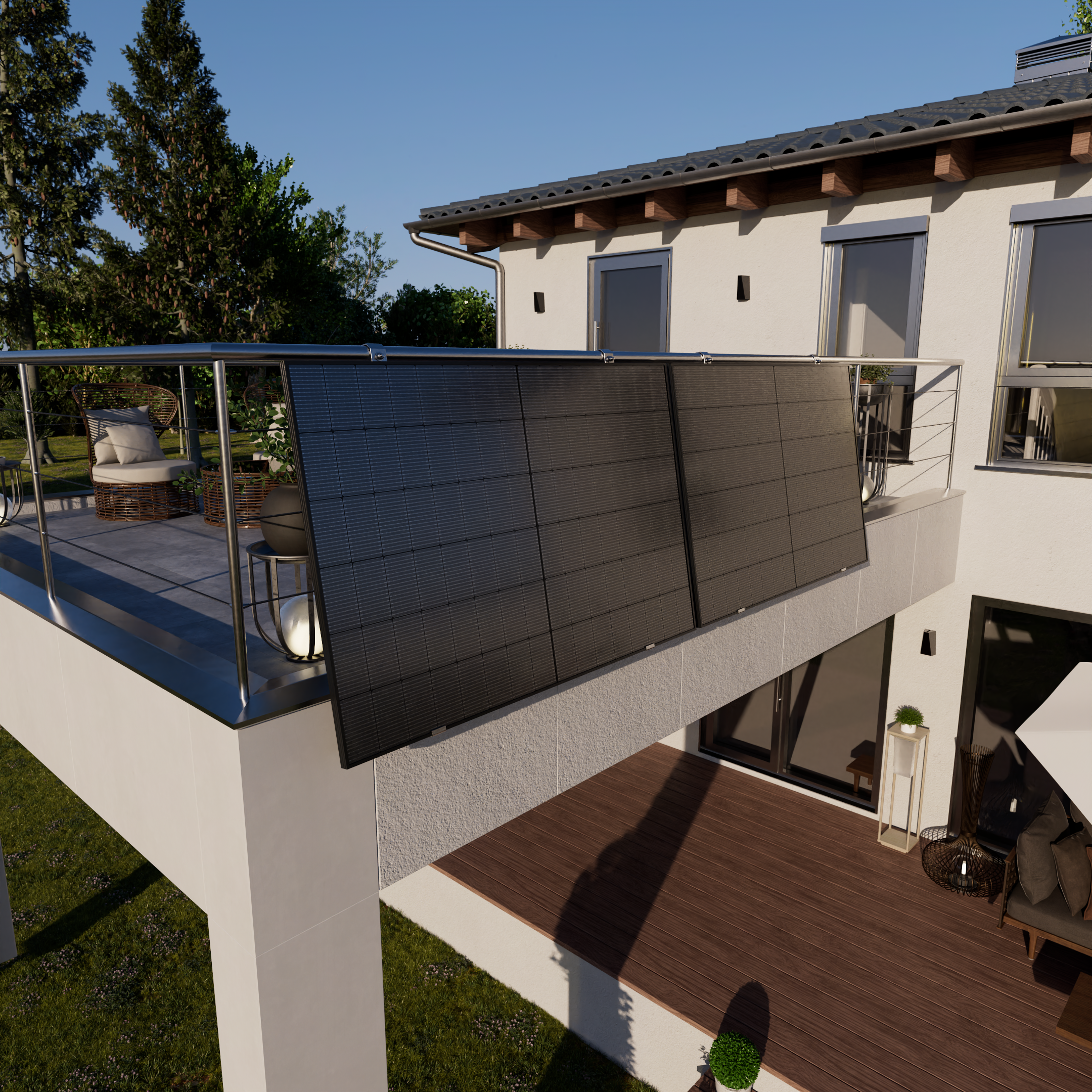 Balkon mit Solarmodulen, Möbeln und Pflanzen vor einem Haus.