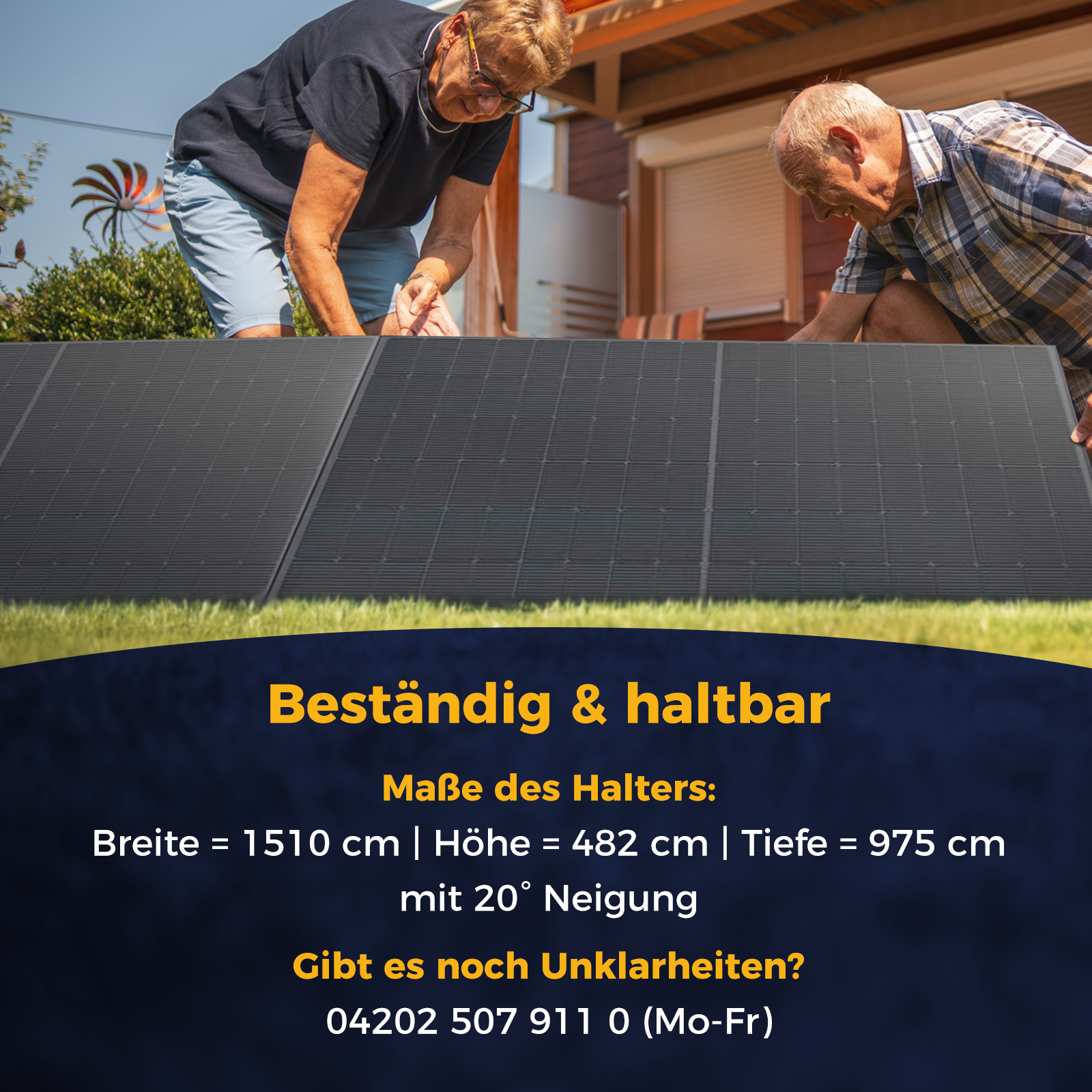 Zwei Männer installieren Solarmodule auf einer Rasenfläche.