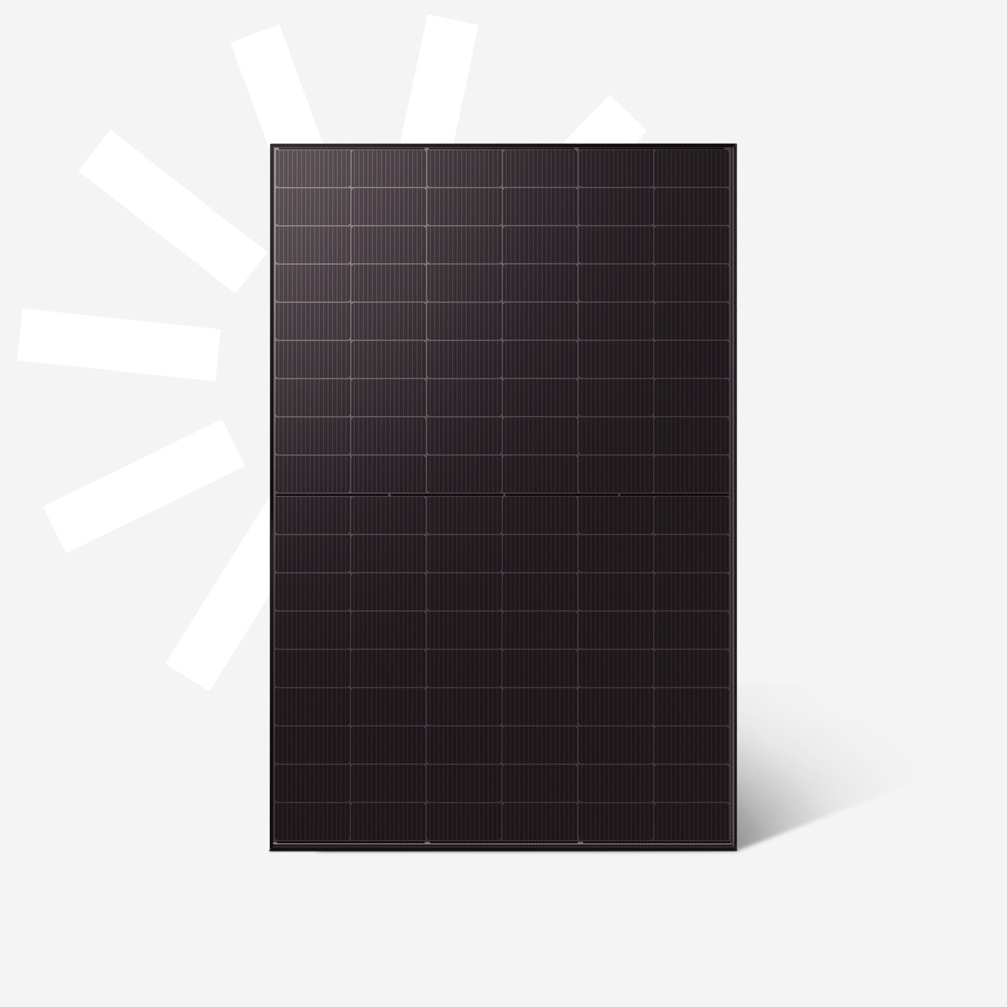 Dunkles Solarmodul mit rechteckigen Zellen auf grauem Hintergrund mit weißen Streifen.