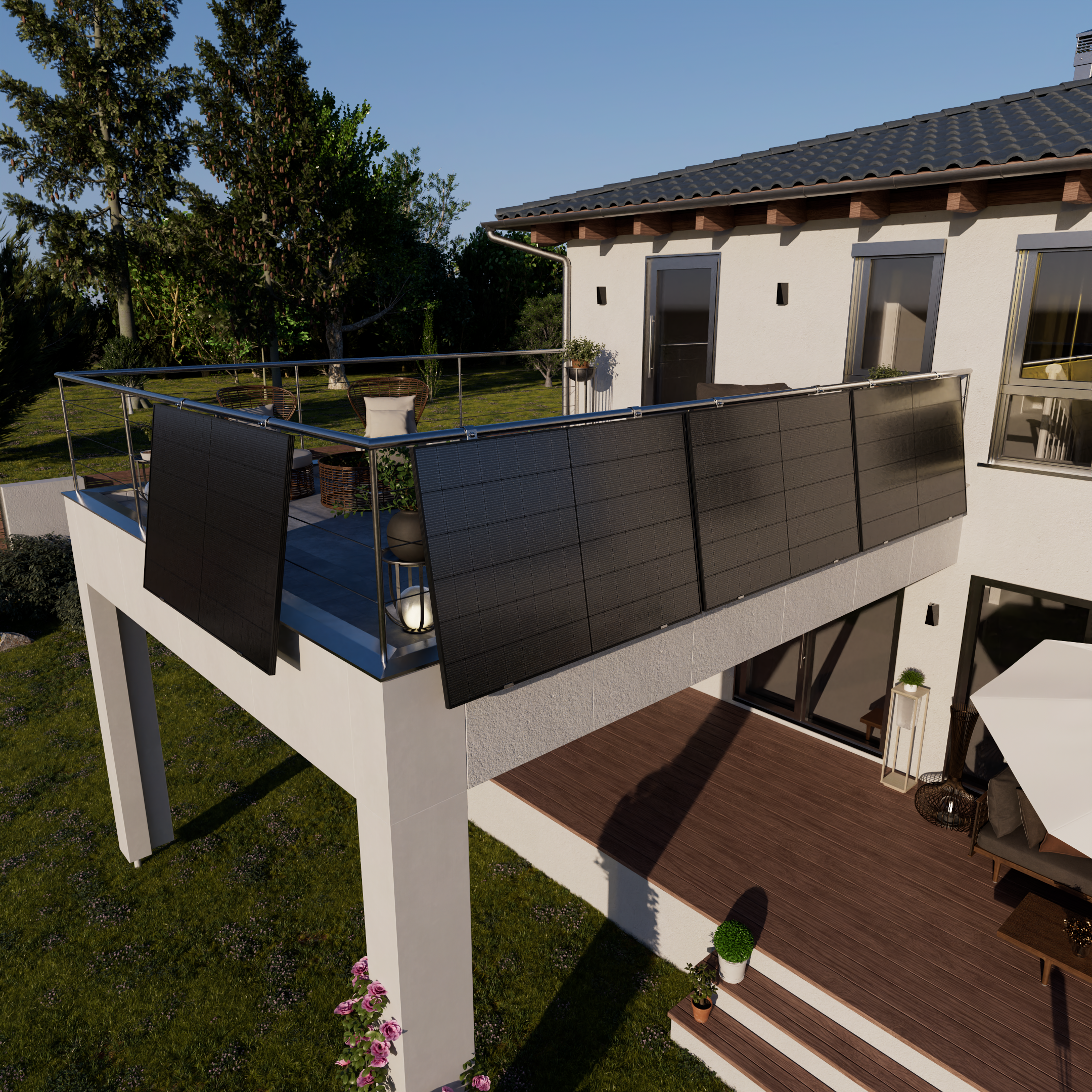 Ein modernes Haus mit Balkon und dunklen Solarmodulen, umgeben von Grün.
