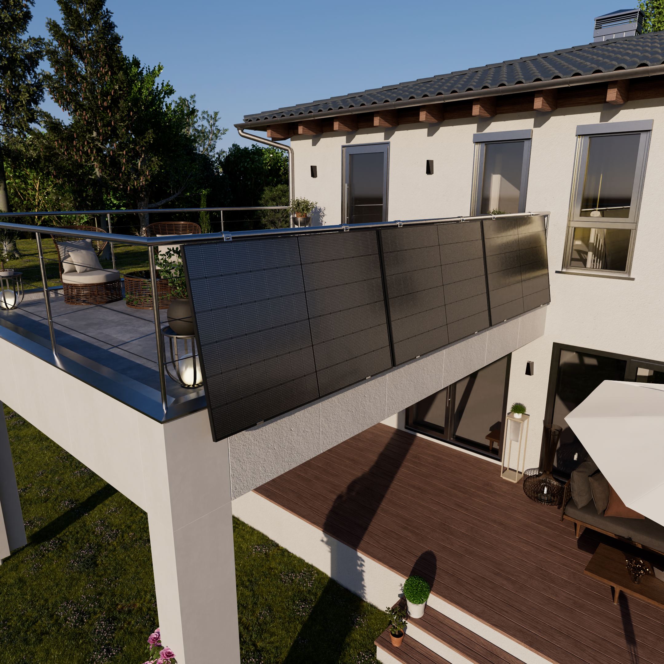 Balkon mit Solarmodulen, Möbeln und Blick auf einen Garten mit Bäumen.