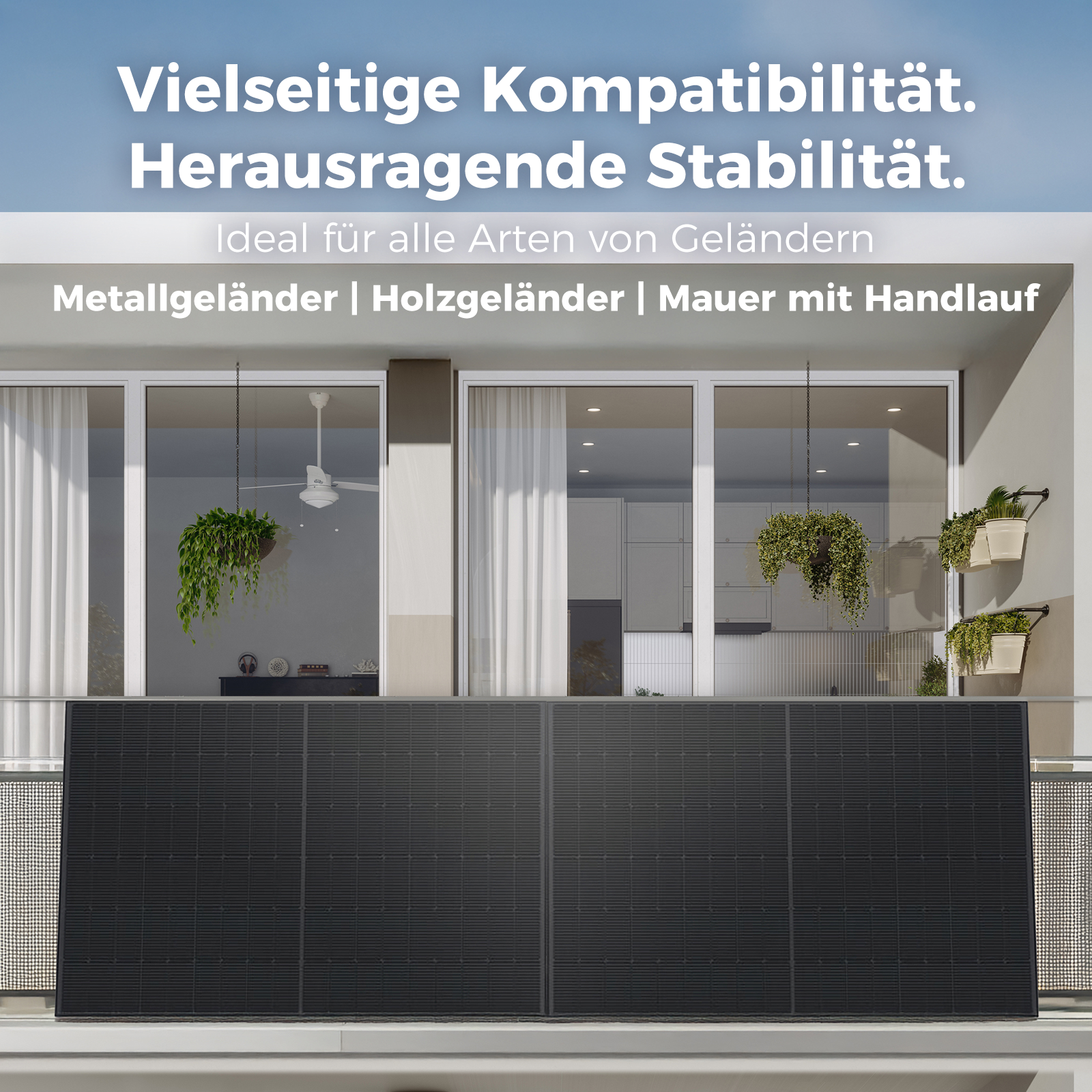 Balkon mit Solarmodulen, Fenstern und Pflanzen. Werbebotschaft.