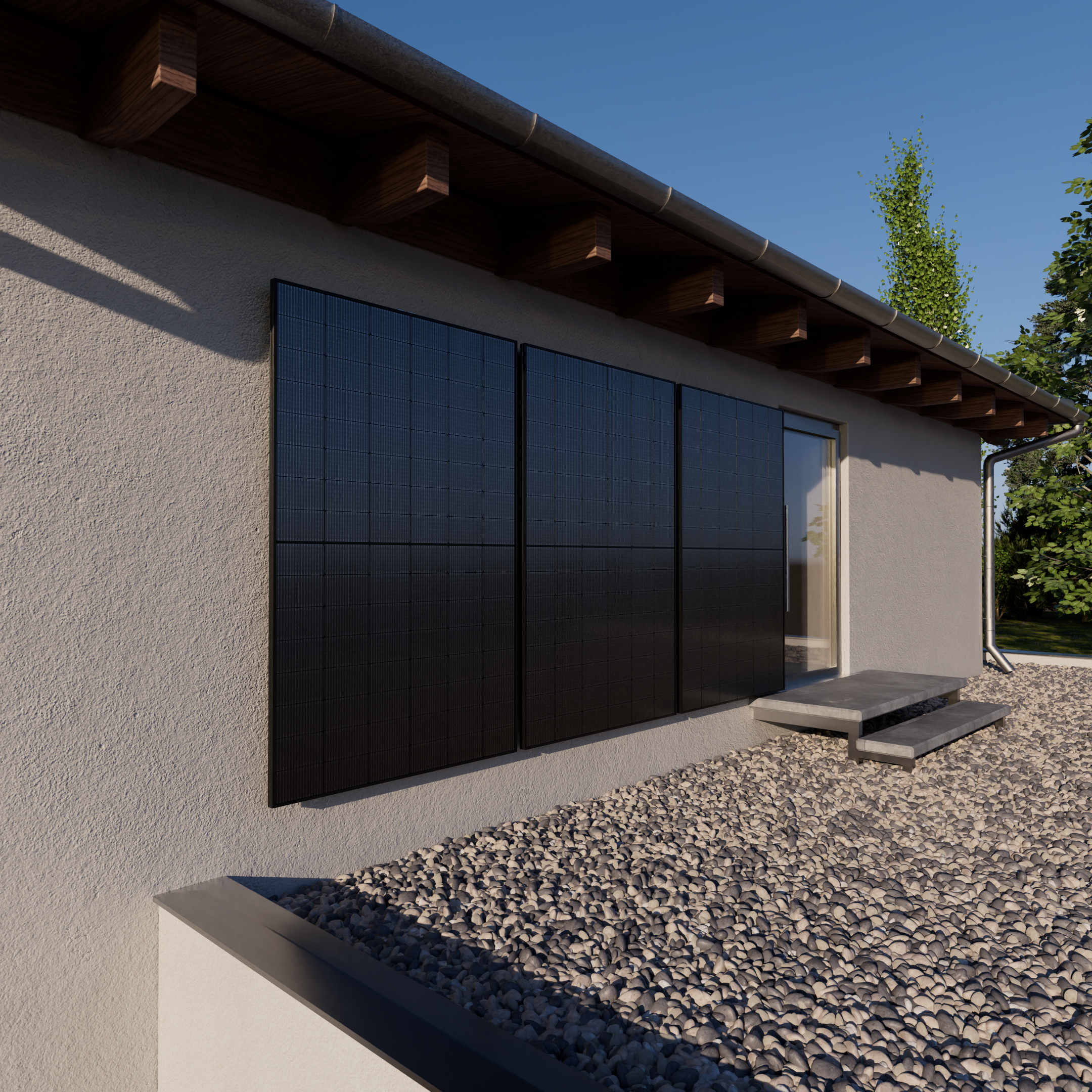 Schwarze Solarmodule an einer Hauswand mit Steinfassade und Dachüberstand.