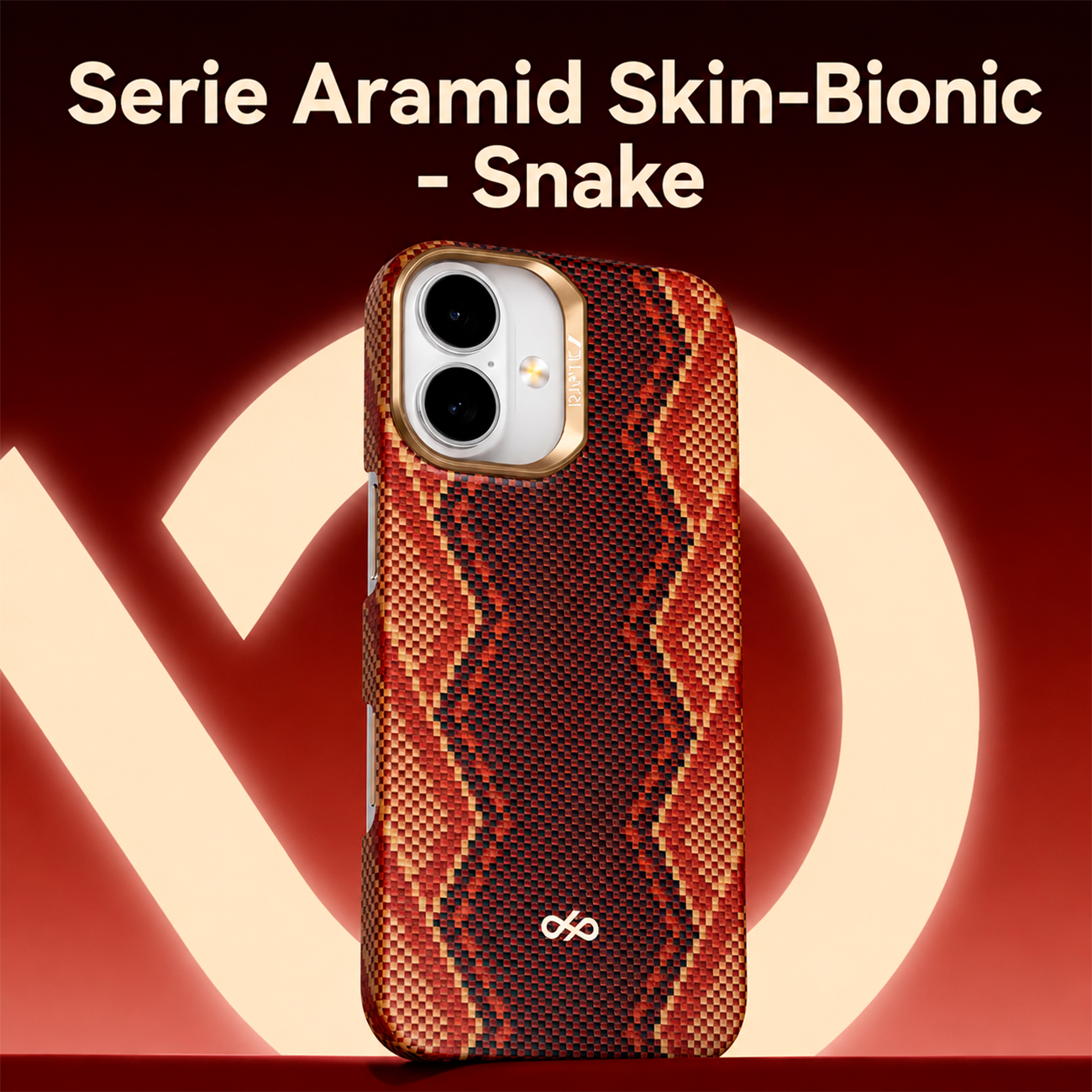 Una funda de teléfono con estampado de serpiente y detalles dorados sobre superficie roja y fondo oscuro.