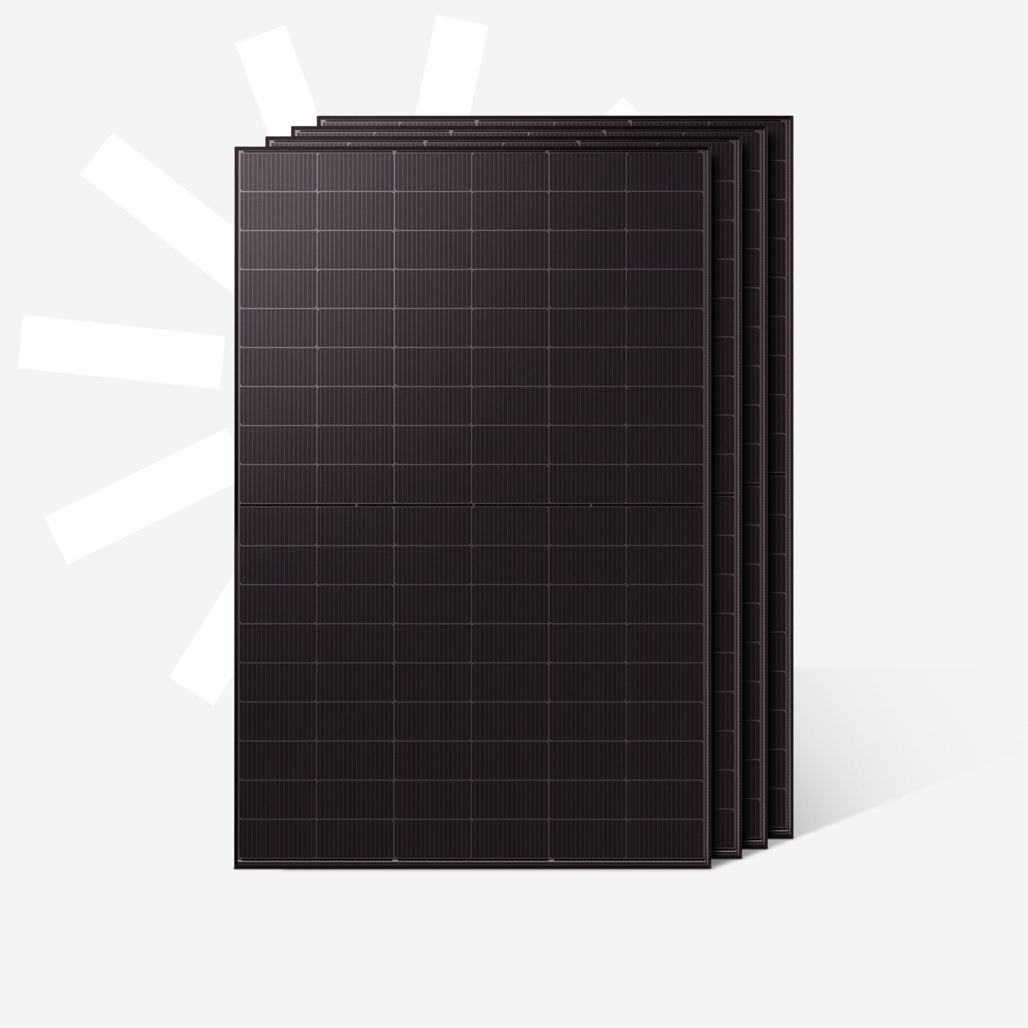 Vier dunkle Solarmodule nebeneinander auf grauem Hintergrund mit weißen Formen.