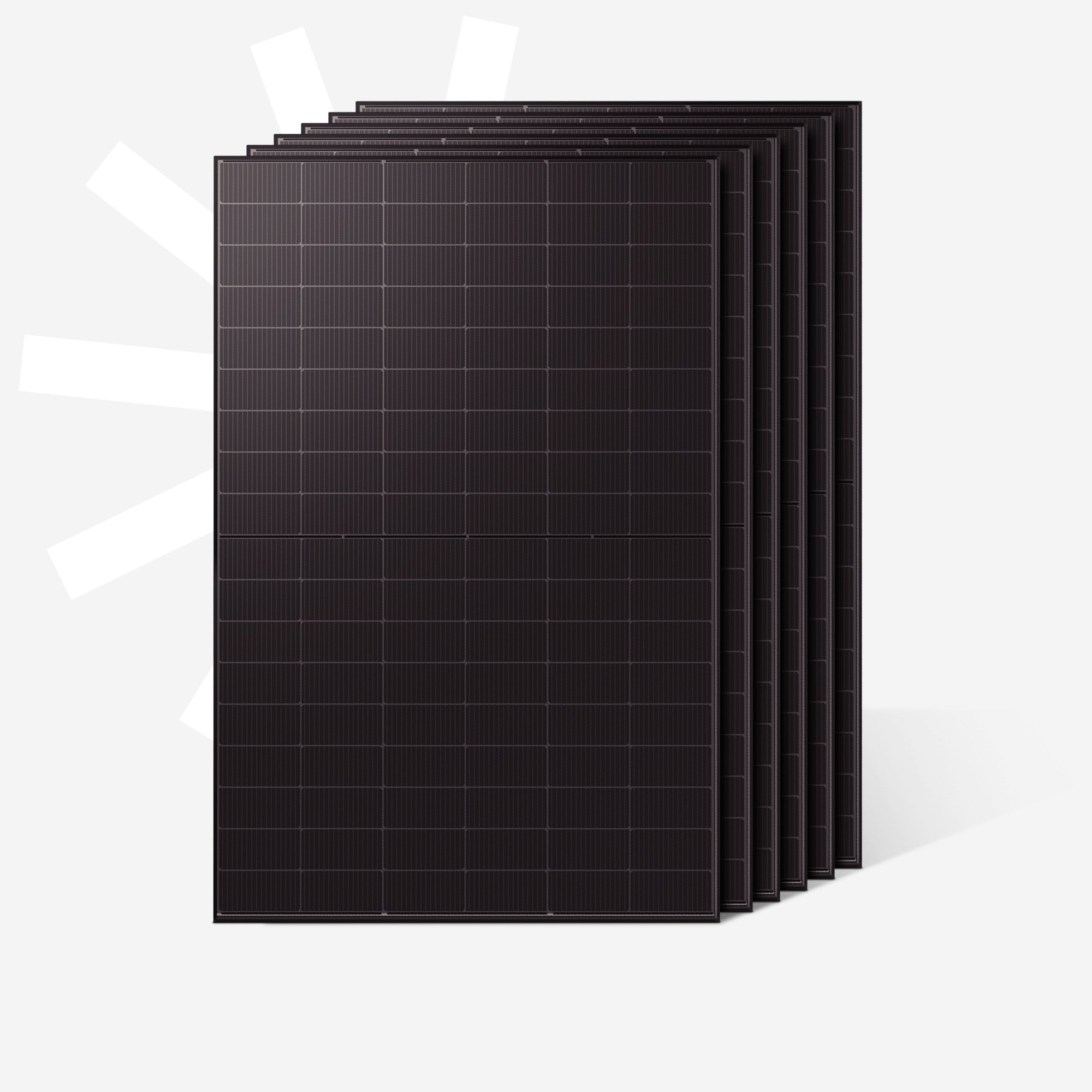 Mehrere dunkle Solarmodule stehen nebeneinander auf einem hellgrauen Hintergrund.