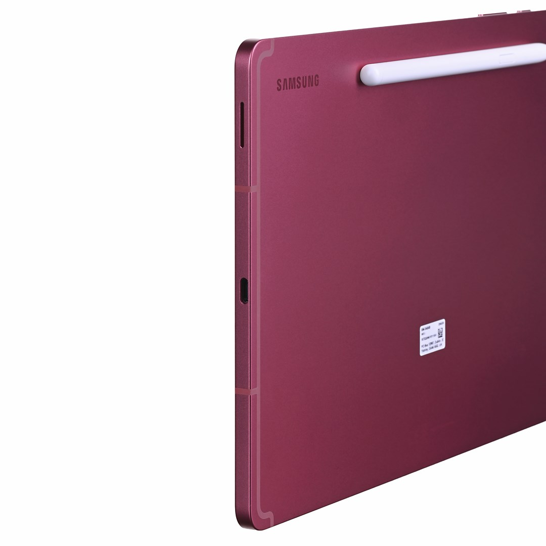 Różowy tablet Samsung z białym rysikiem z tyłu, po lewej stronie obrazu.