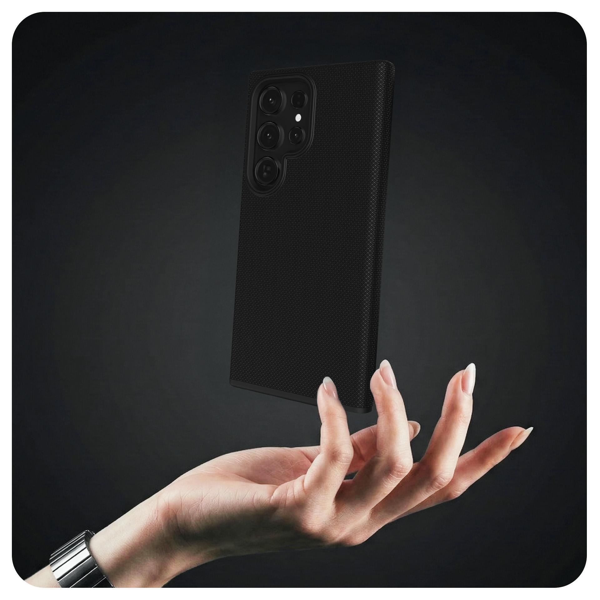 Dłoń prezentuje czarne etui na telefon z systemem aparatów.