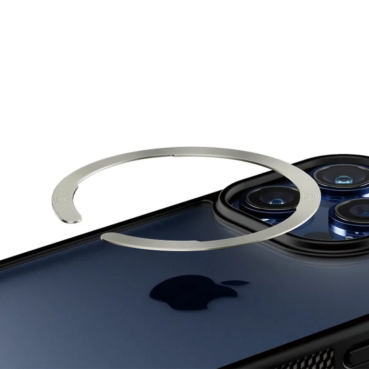 Anello argentato su un iPhone scuro con tre fotocamere.