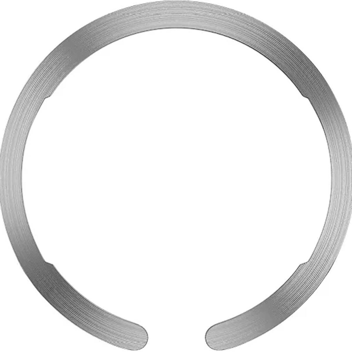 Un anello di sicurezza argentato con scanalature e una fessura.