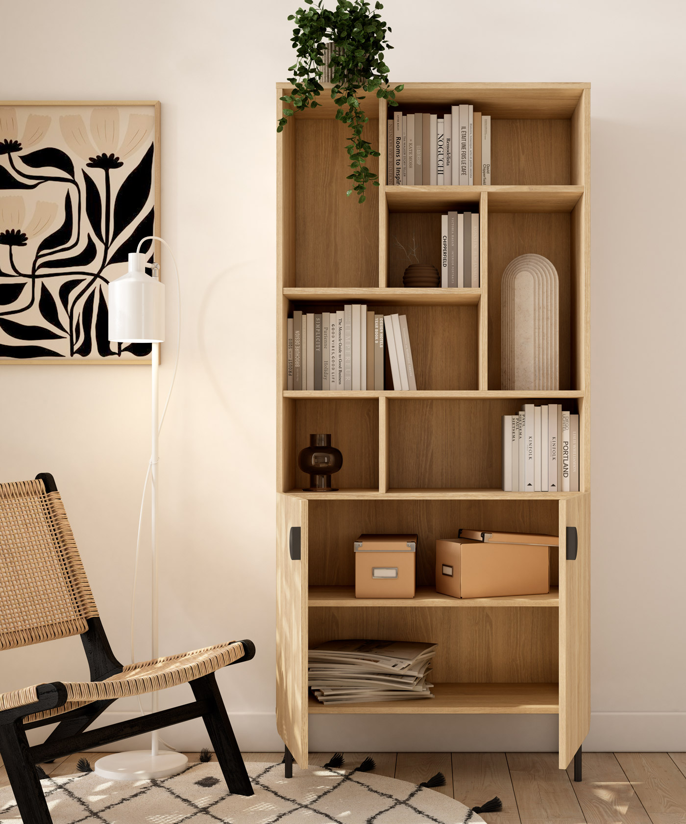 Una estantería de madera con libros, decoración, una planta y una silla al lado.