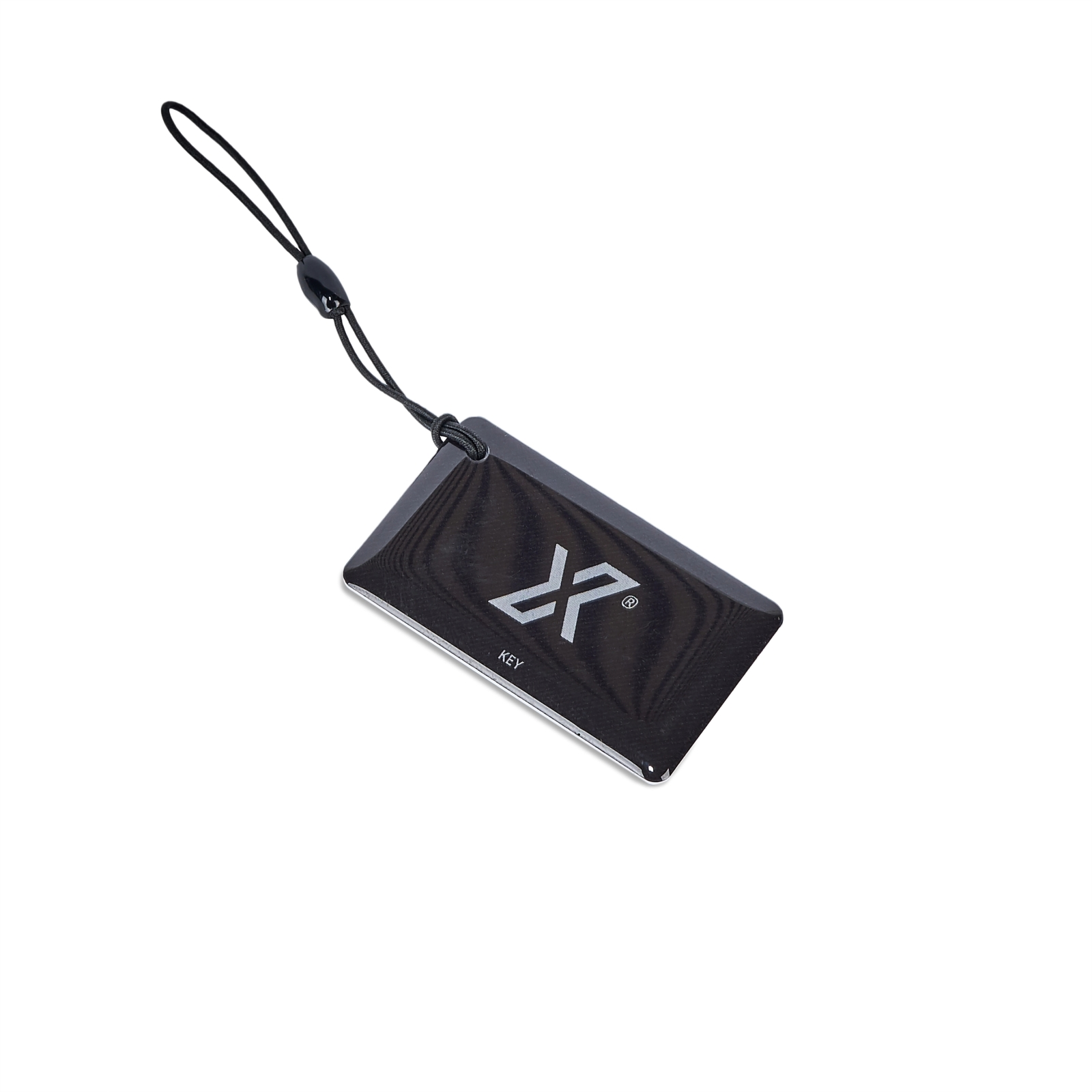 Etiqueta de llave negra con logo y cordón. Fondo blanco.