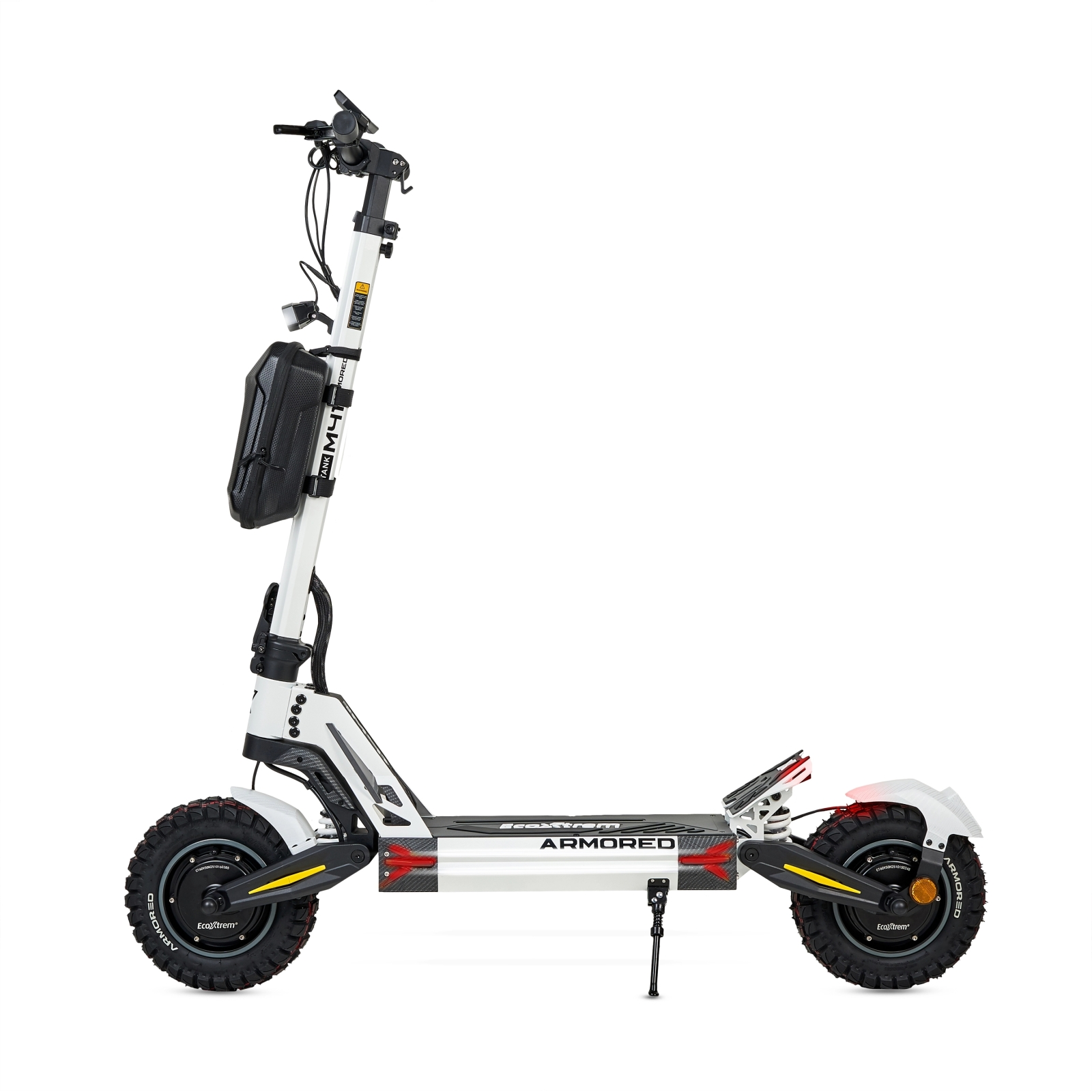Patinete eléctrico blanco con bolsa negra en el manillar y ruedas anchas.