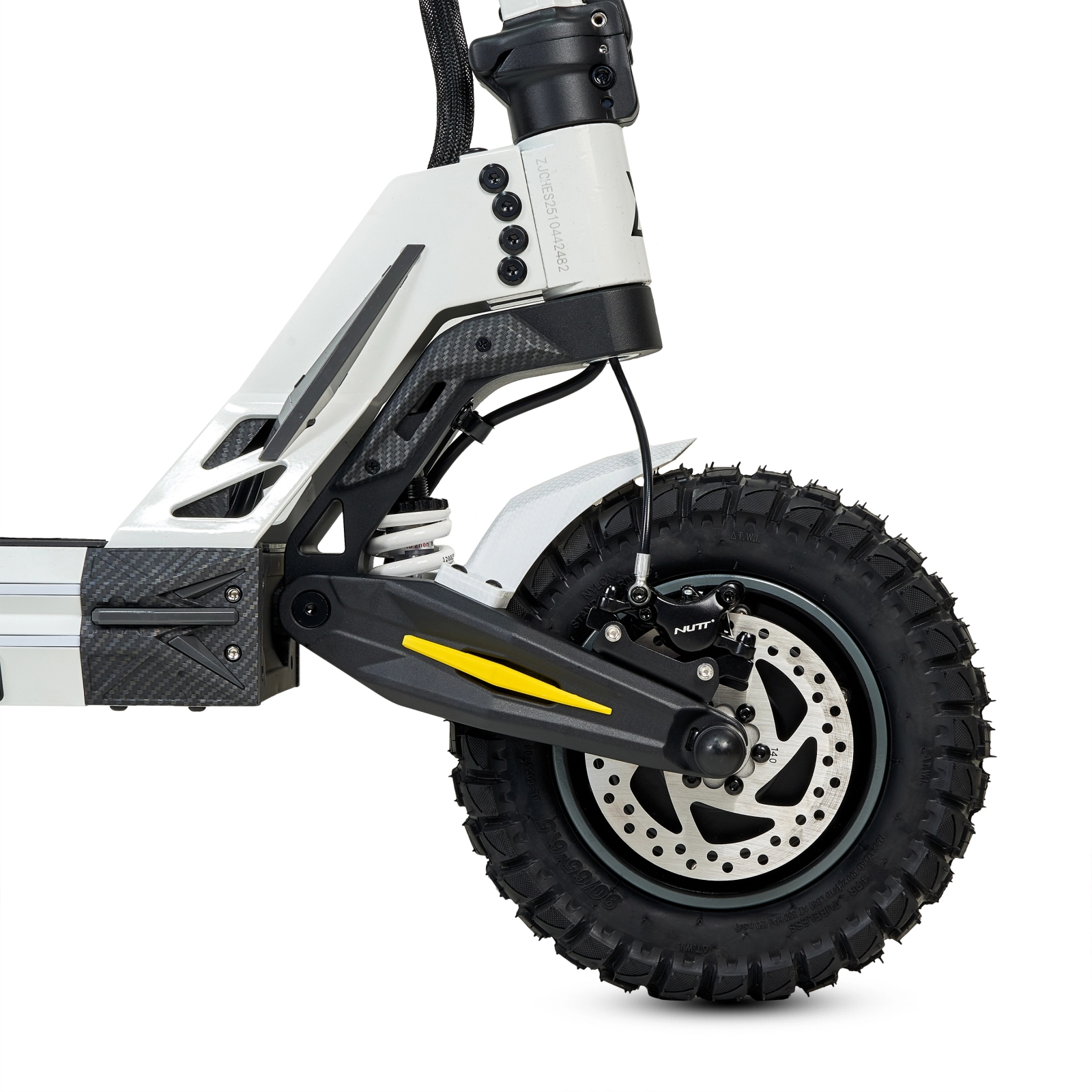 Primer plano de la parte delantera de un patinete eléctrico blanco, con rueda ancha, freno de disco y suspensión.
