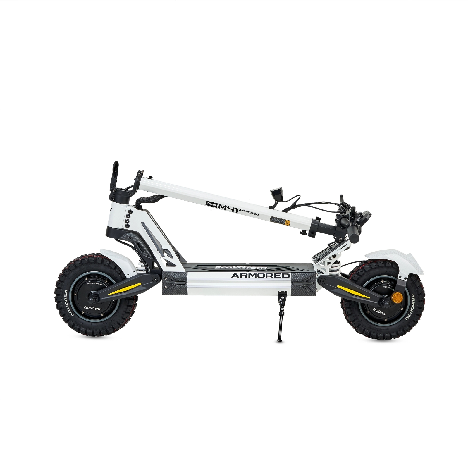 Un patinete eléctrico blanco con ruedas grandes y manillar negro está sobre su pata de cabra.