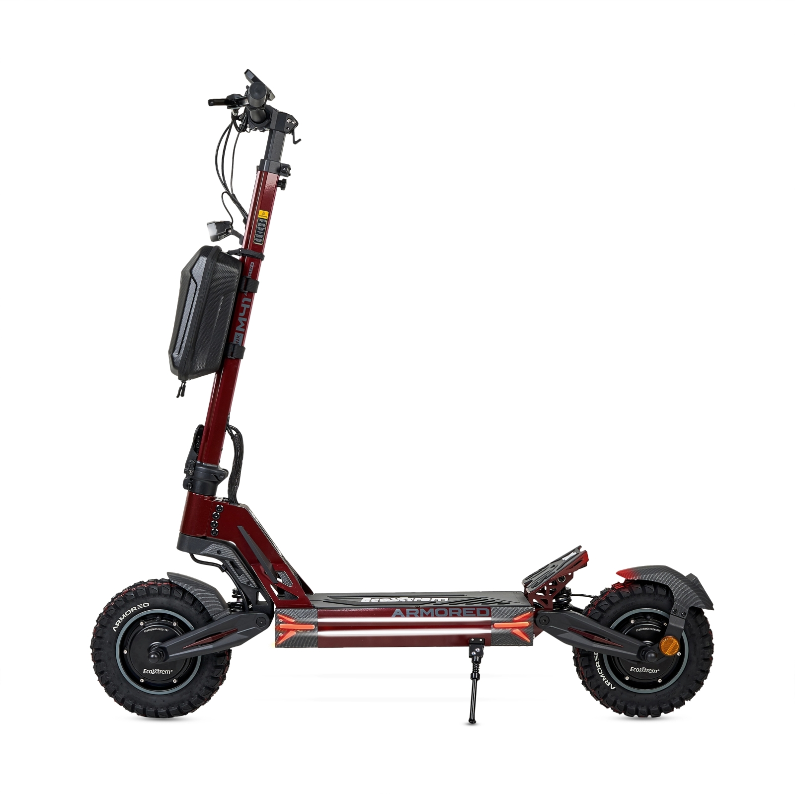 Un patinete eléctrico rojo oscuro con ruedas anchas y bolsa negra en el manillar.