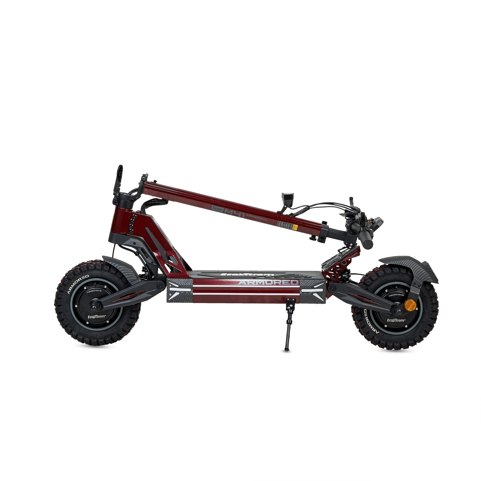 Un patinete eléctrico rojo oscuro con ruedas grandes y suspensión, sobre fondo blanco.