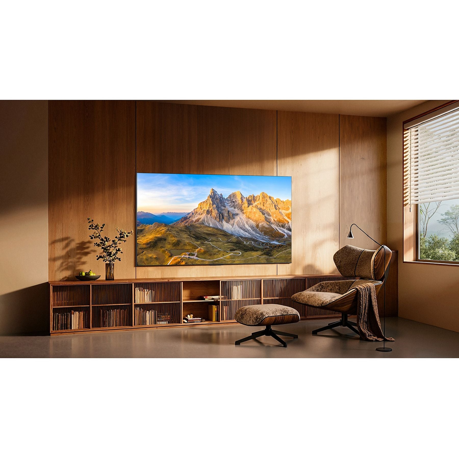 Una sala de estar con un televisor grande que muestra un paisaje montañoso.