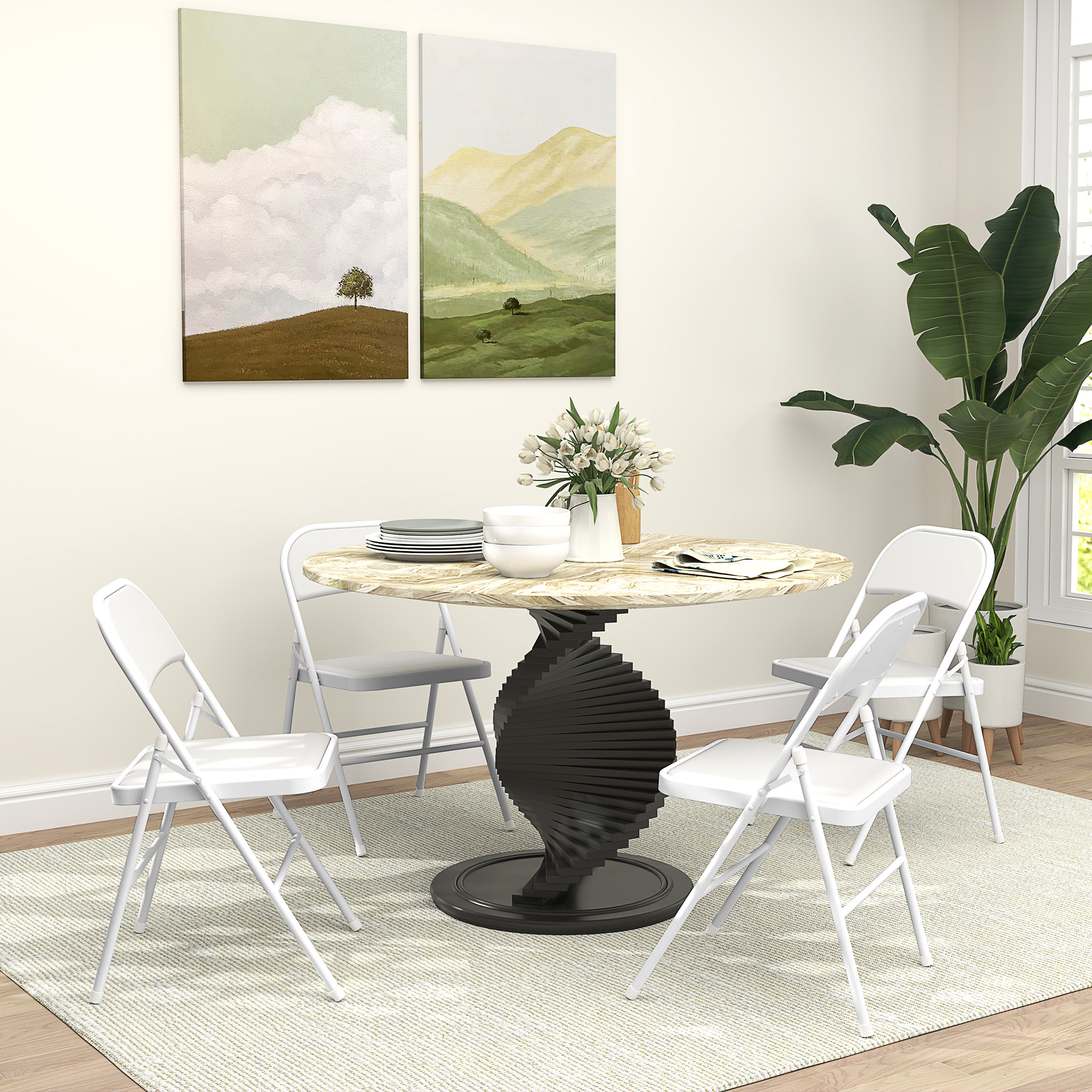 Mesa redonda con base negra, cuatro sillas blancas, plantas y arte en la pared.