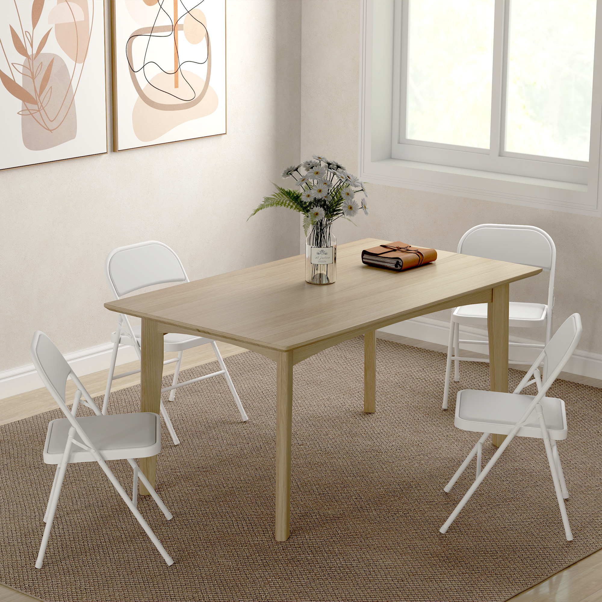 Una mesa de madera con cuatro sillas blancas y flores en un jarrón.