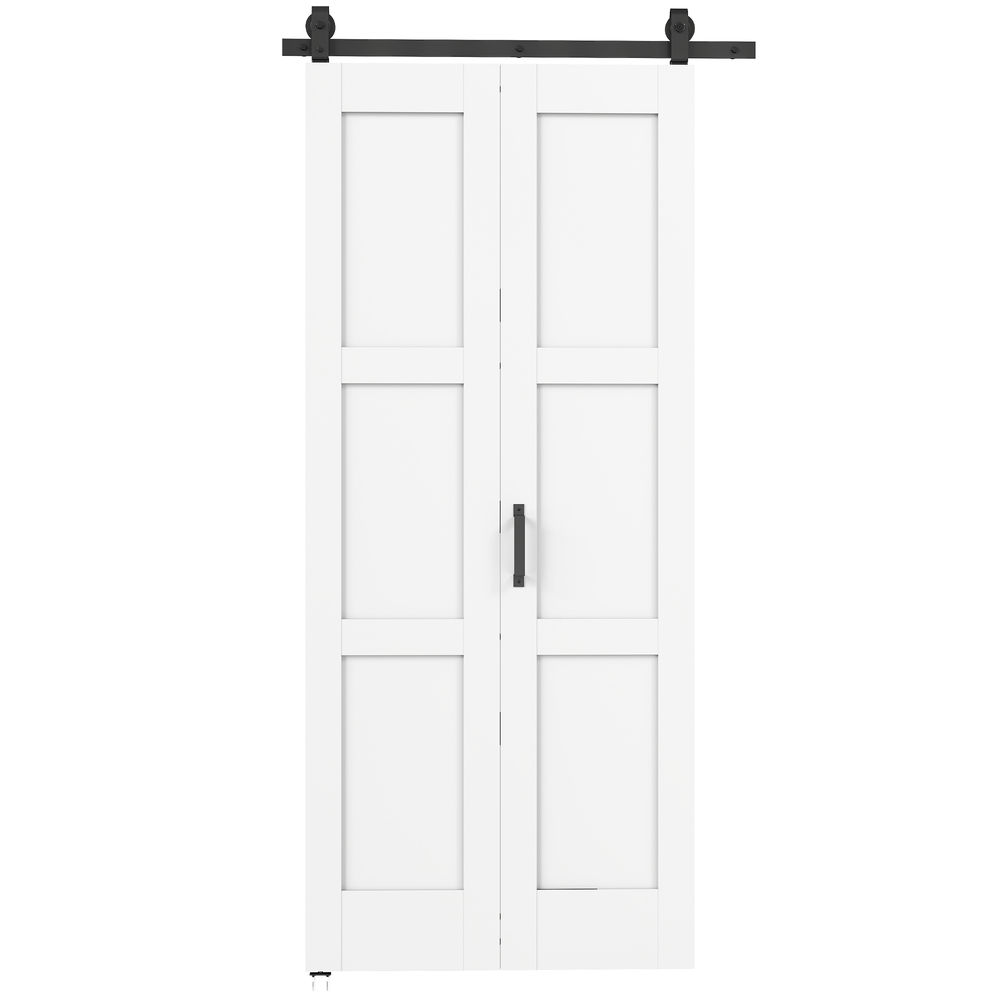 Dos puertas de granero blancas con manijas negras y herrajes de riel negros.