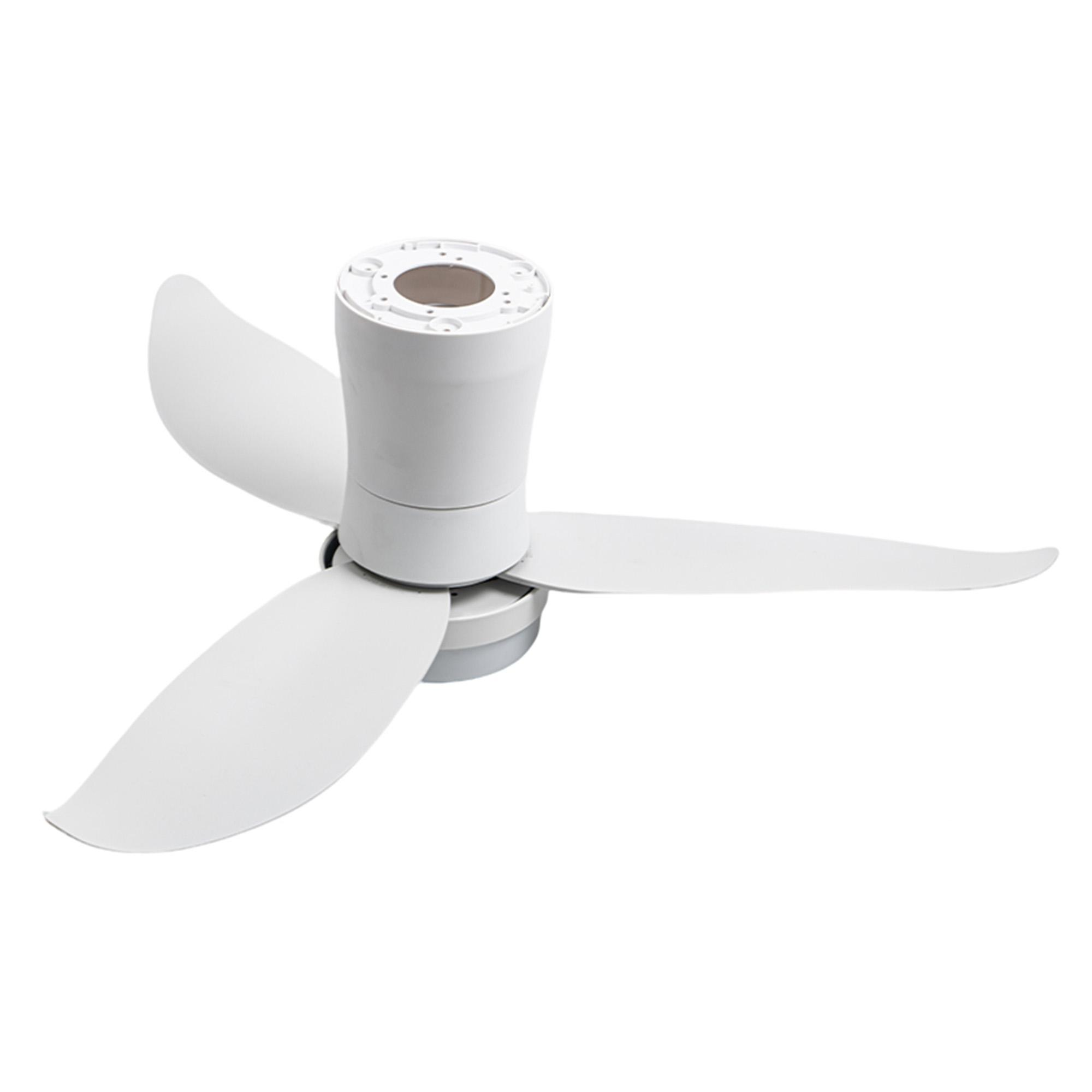 Un ventilatore da soffitto bianco a tre pale su sfondo bianco.