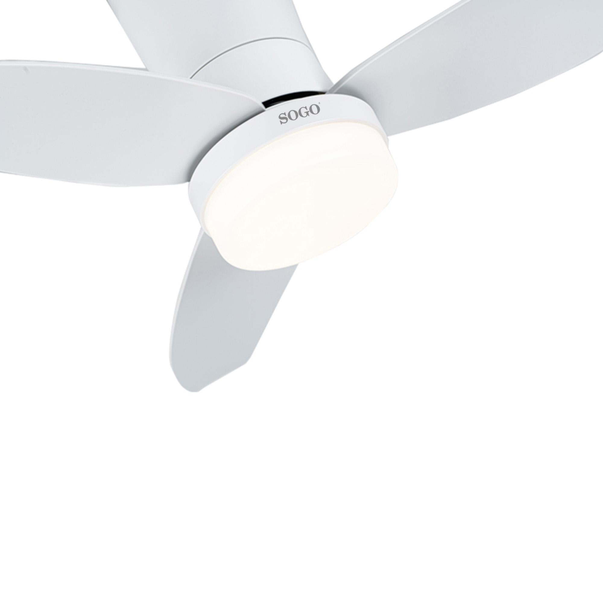 Ventilatore da soffitto bianco con luce integrata, logo Sogo.