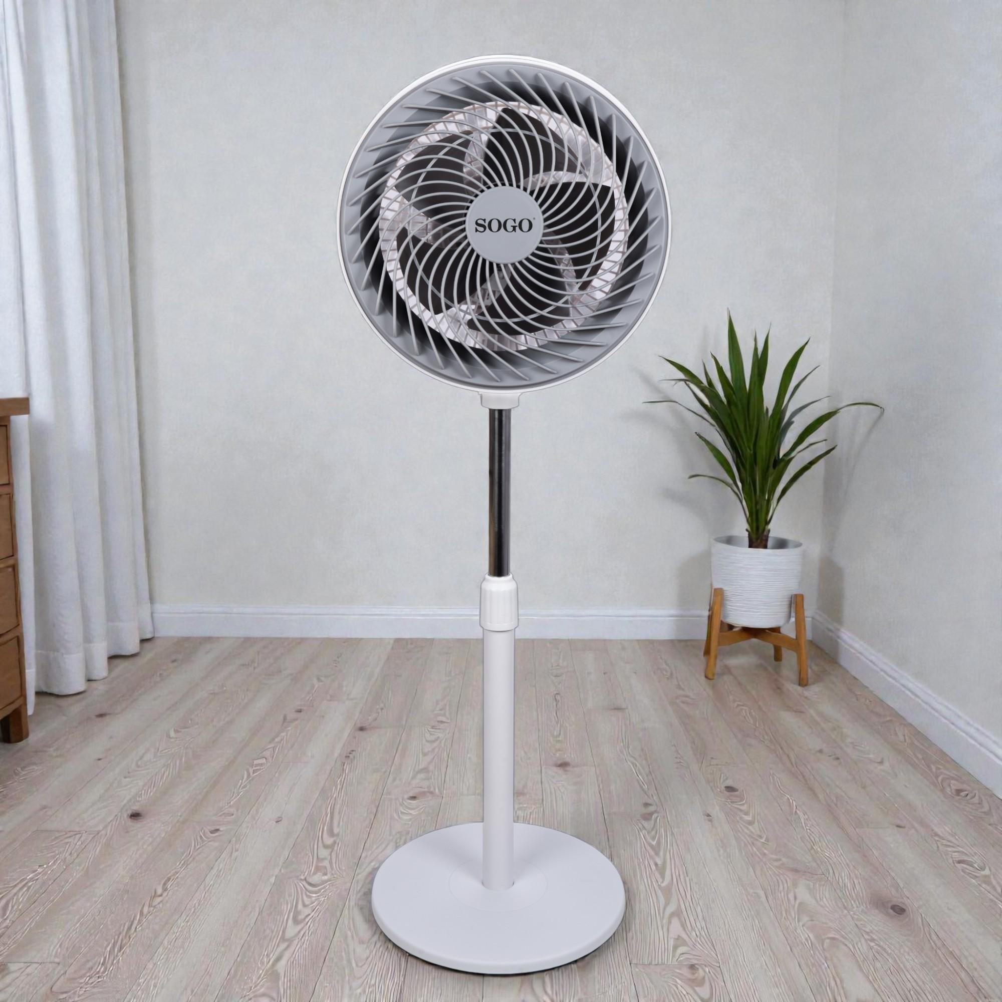 Un ventilador blanco de pie con logo SOGO sobre suelo de madera.