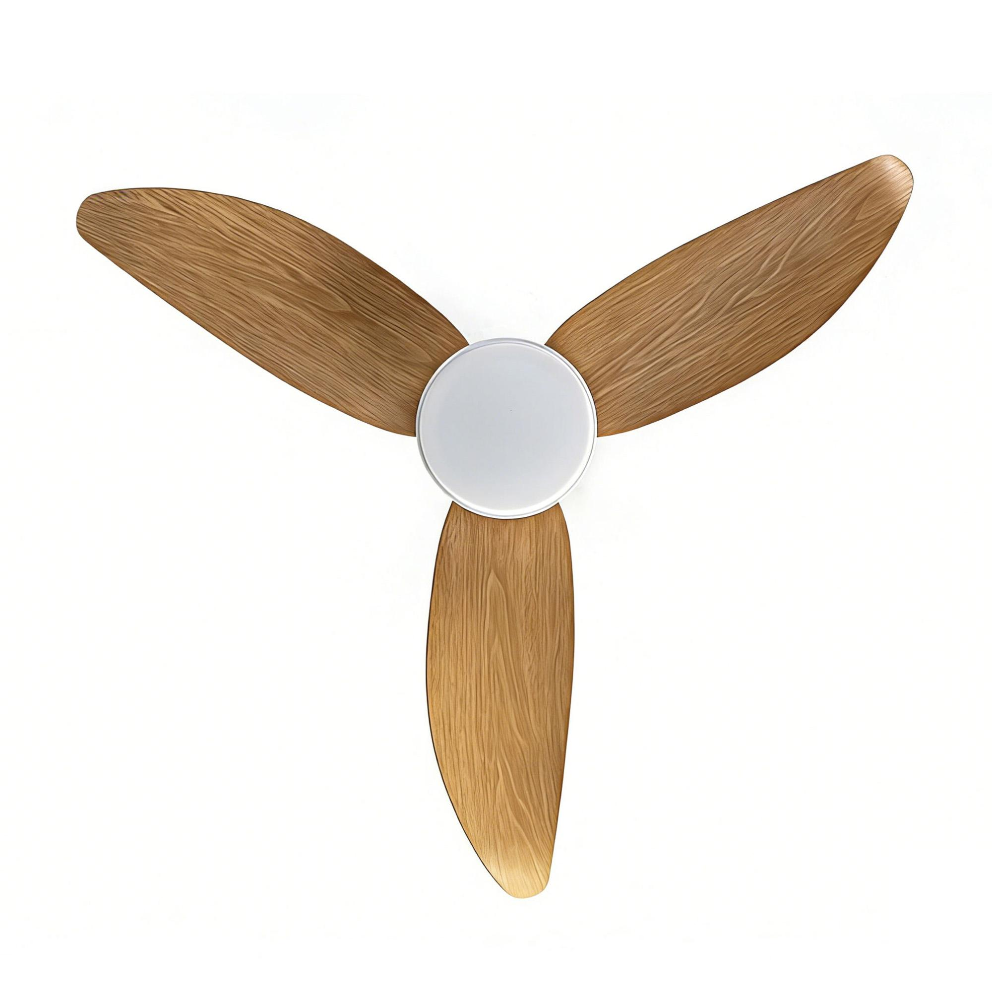 Un ventilatore da soffitto con tre pale in legno e un centro bianco rotondo.