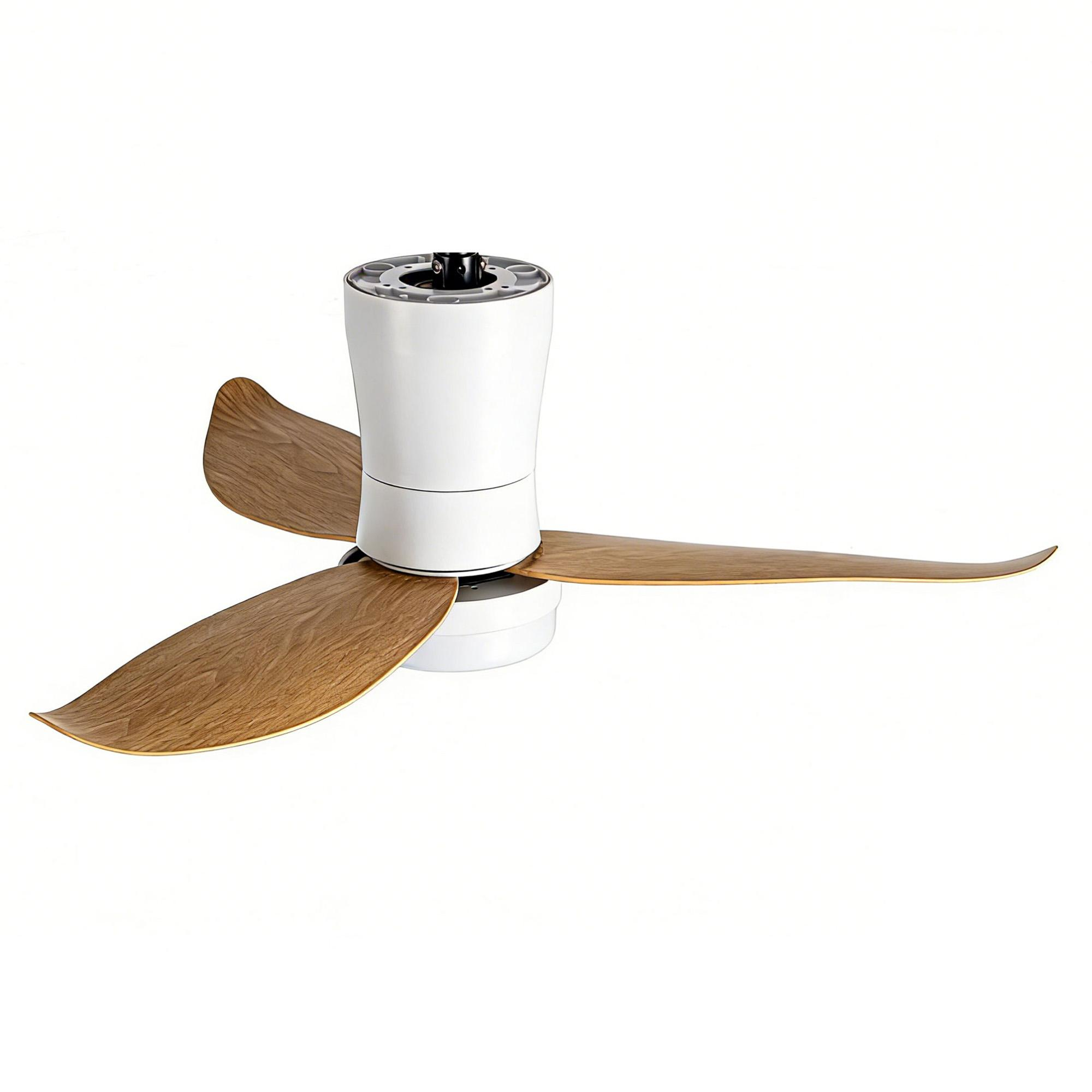 Un ventilatore da soffitto bianco con tre pale in legno, inclinate a destra.