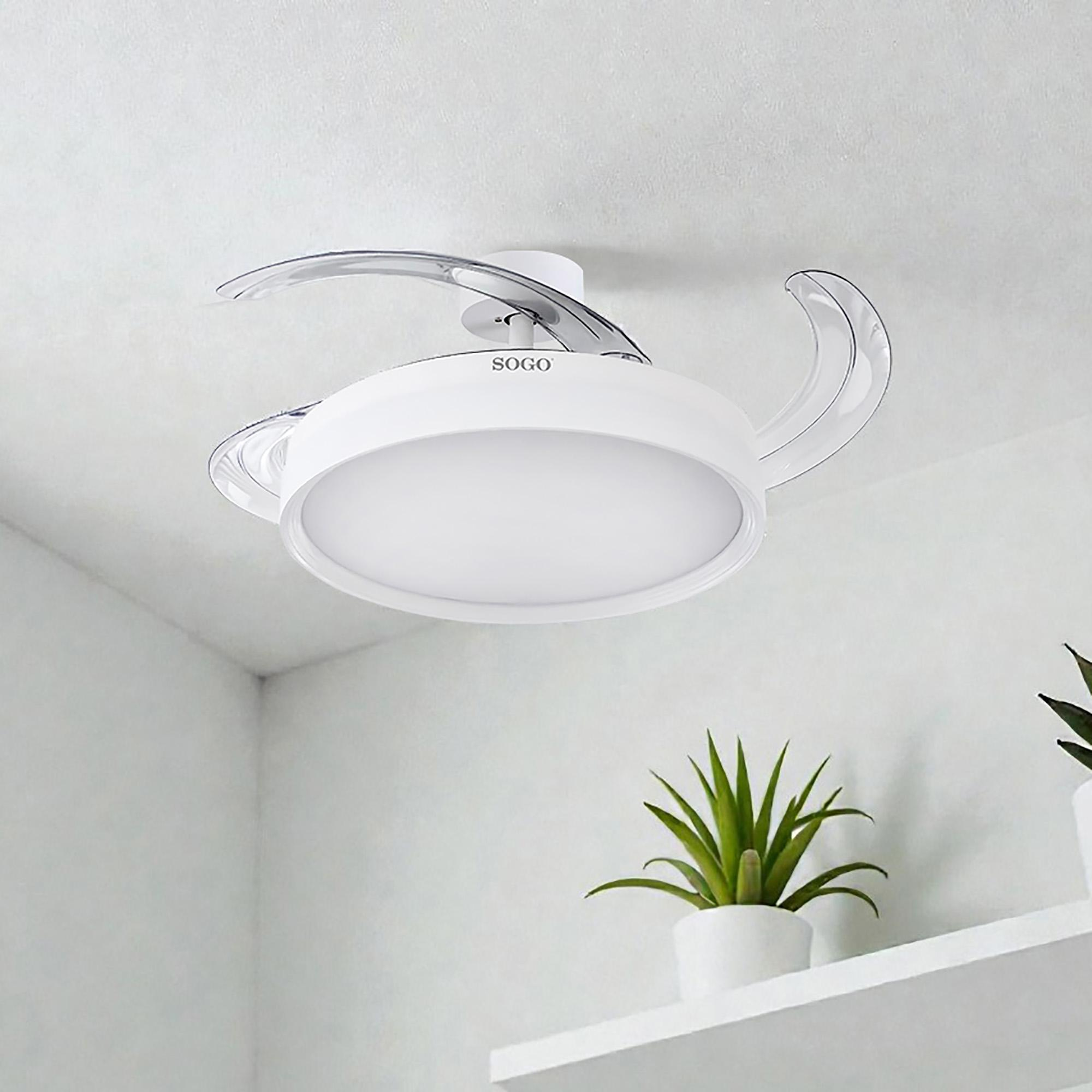 Una lámpara de techo blanca con aspas de ventilador retráctiles y logo Sogo.