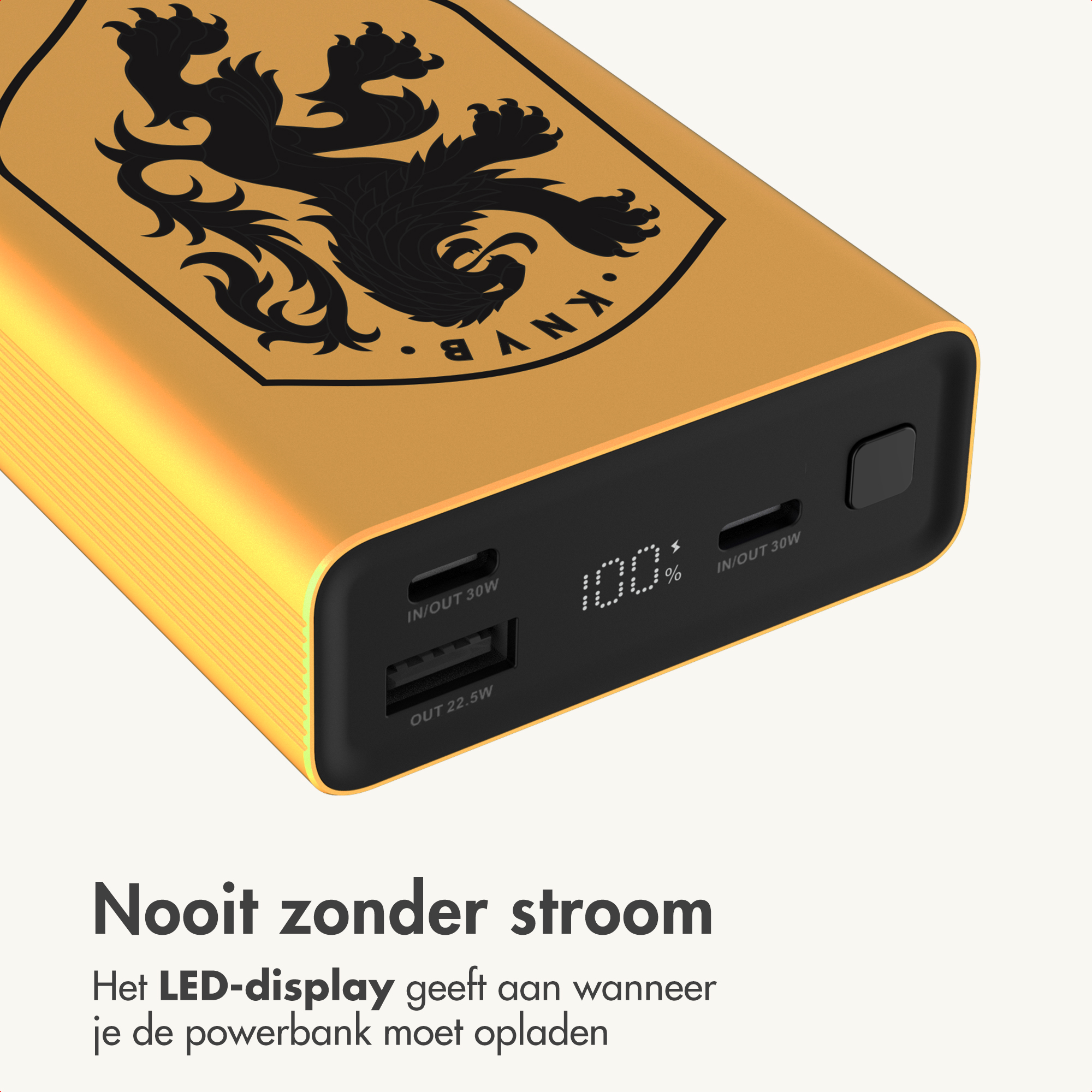 Een gouden powerbank met een zwart leeuwenlogo en een led-display dat 100% aangeeft.