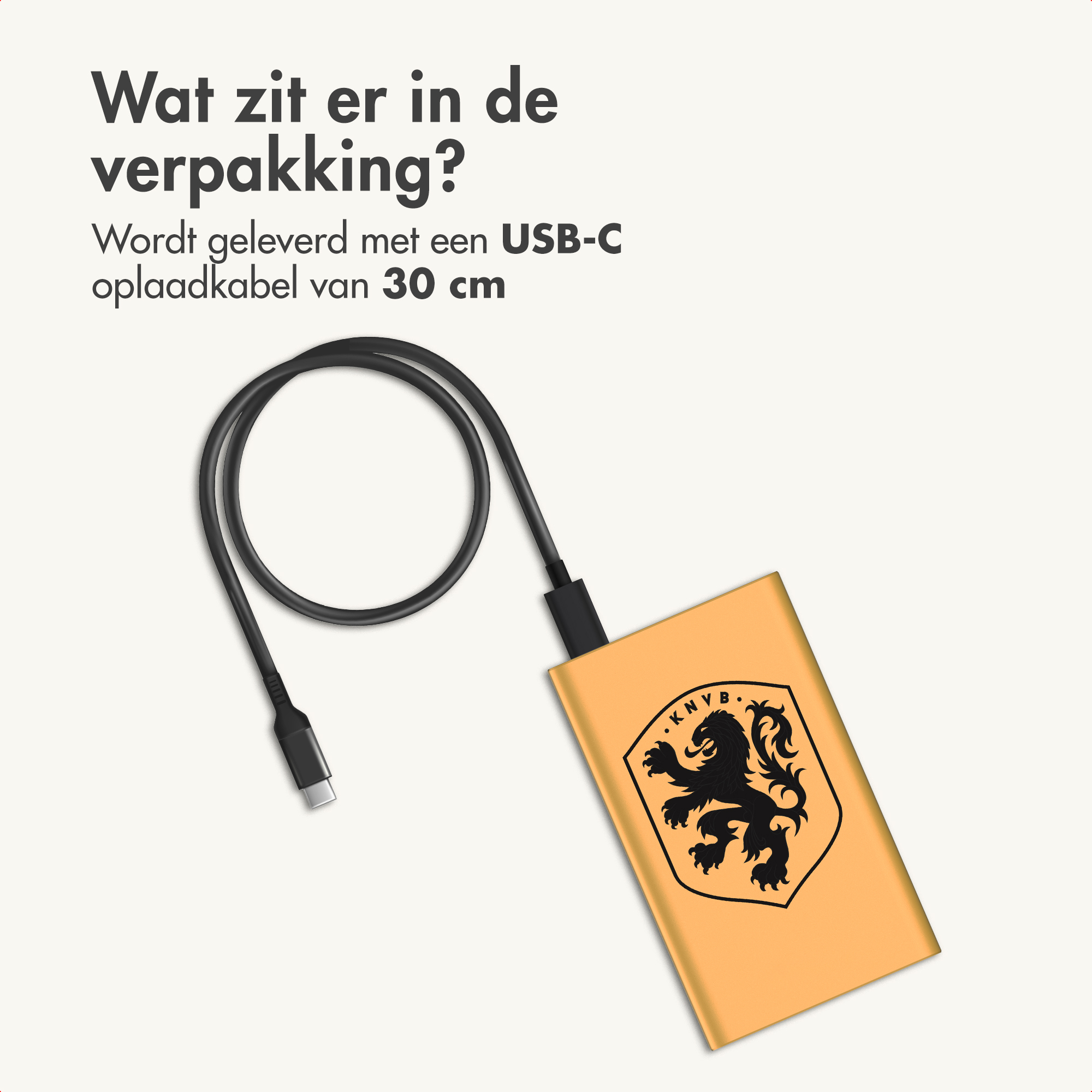 Een oranje apparaat met KNVB-logo en USB-C-kabel.